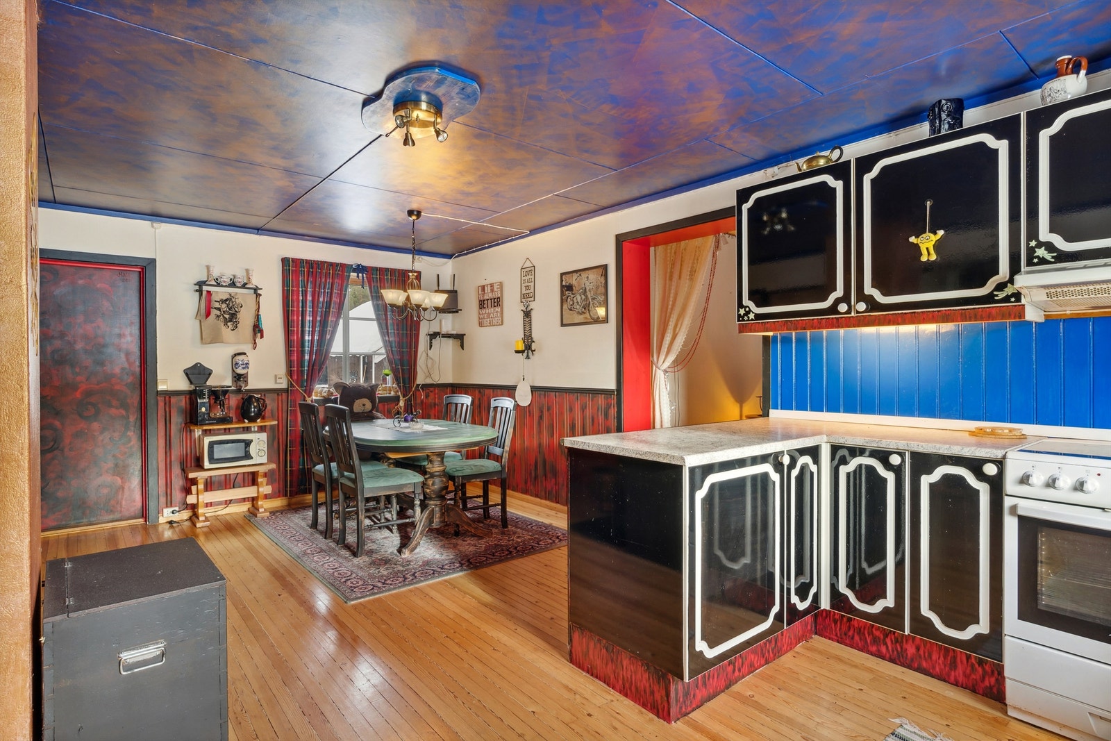 Stort kjøkken med raus spiseplass Galleribilde