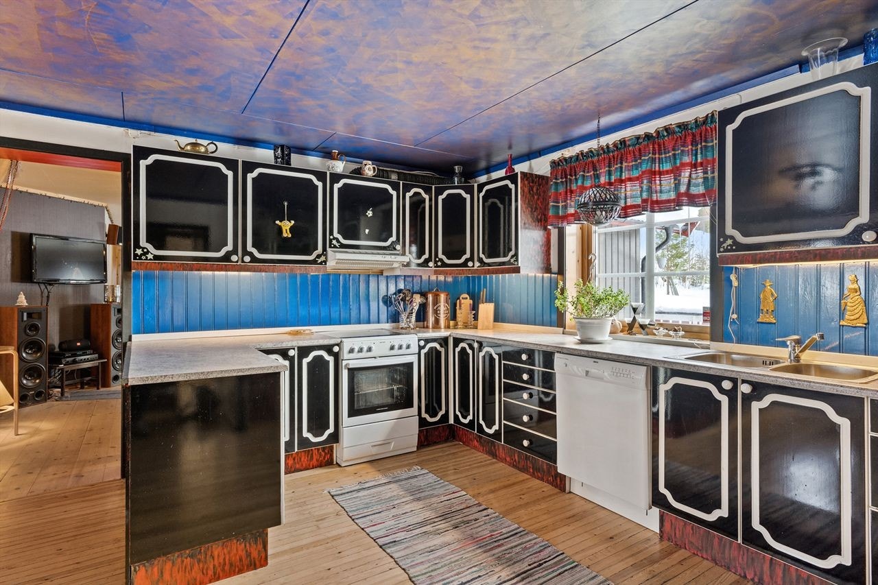 Kjøkkeninnredning med god oppbevaring Galleribilde