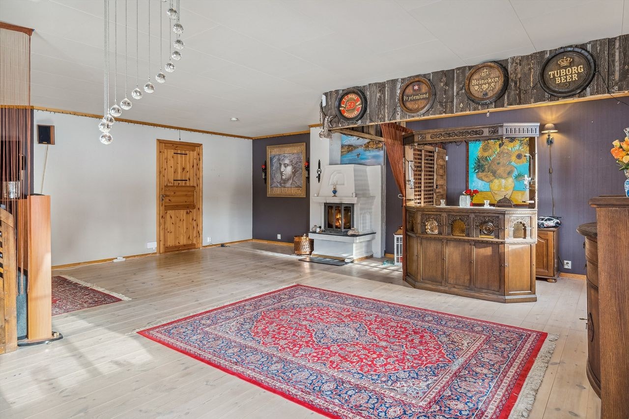 Stua er innredet med egen bar Galleribilde