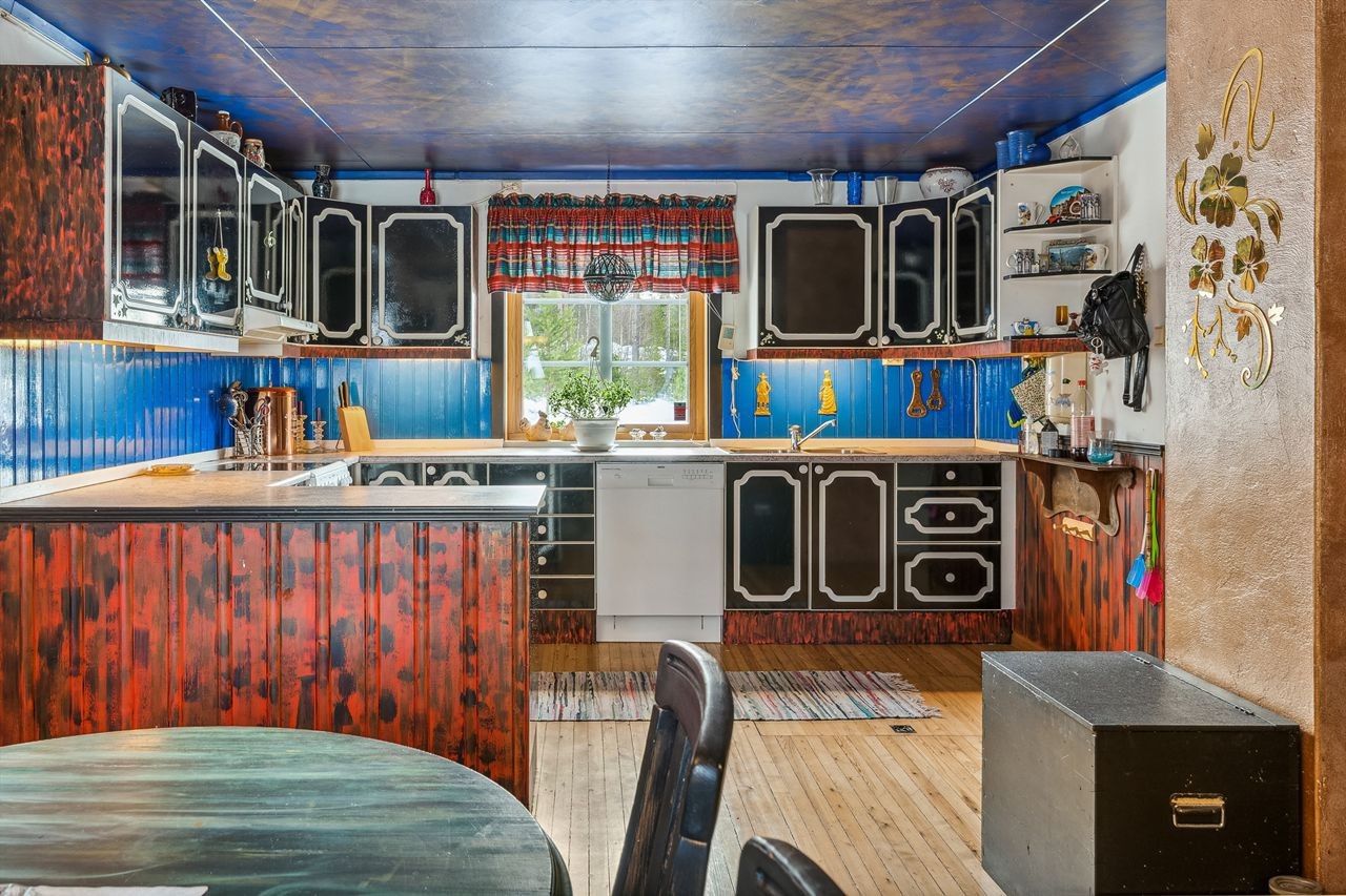 Kjøkkengulvet er originalt, og har gulvlem til kjelleren Galleribilde