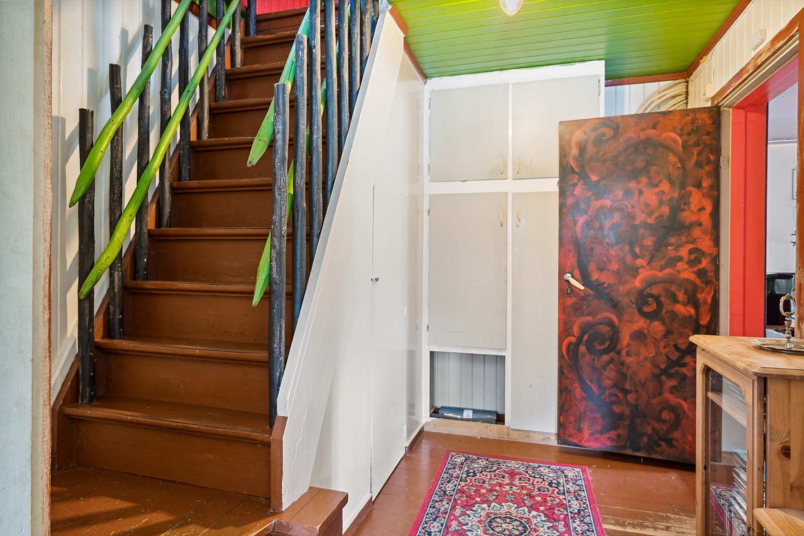 Gang/trapperom utenfor kontor - med garderobeskap og oppbevaring under trapp Galleribilde