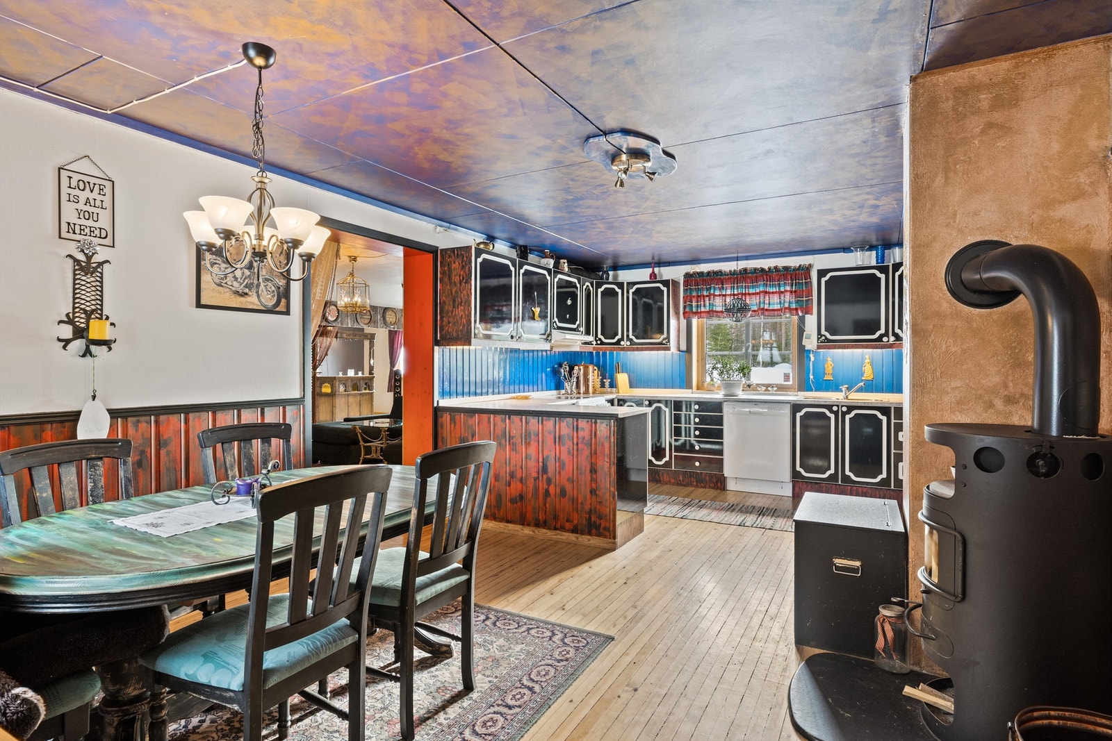 Ved spiseplassen er det en peisovn som gir god varme Galleribilde