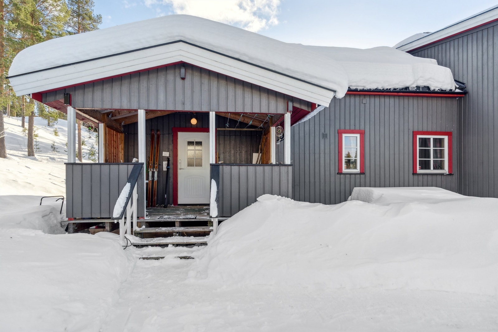 Stort overbygd inngangsparti med veranda Galleribilde