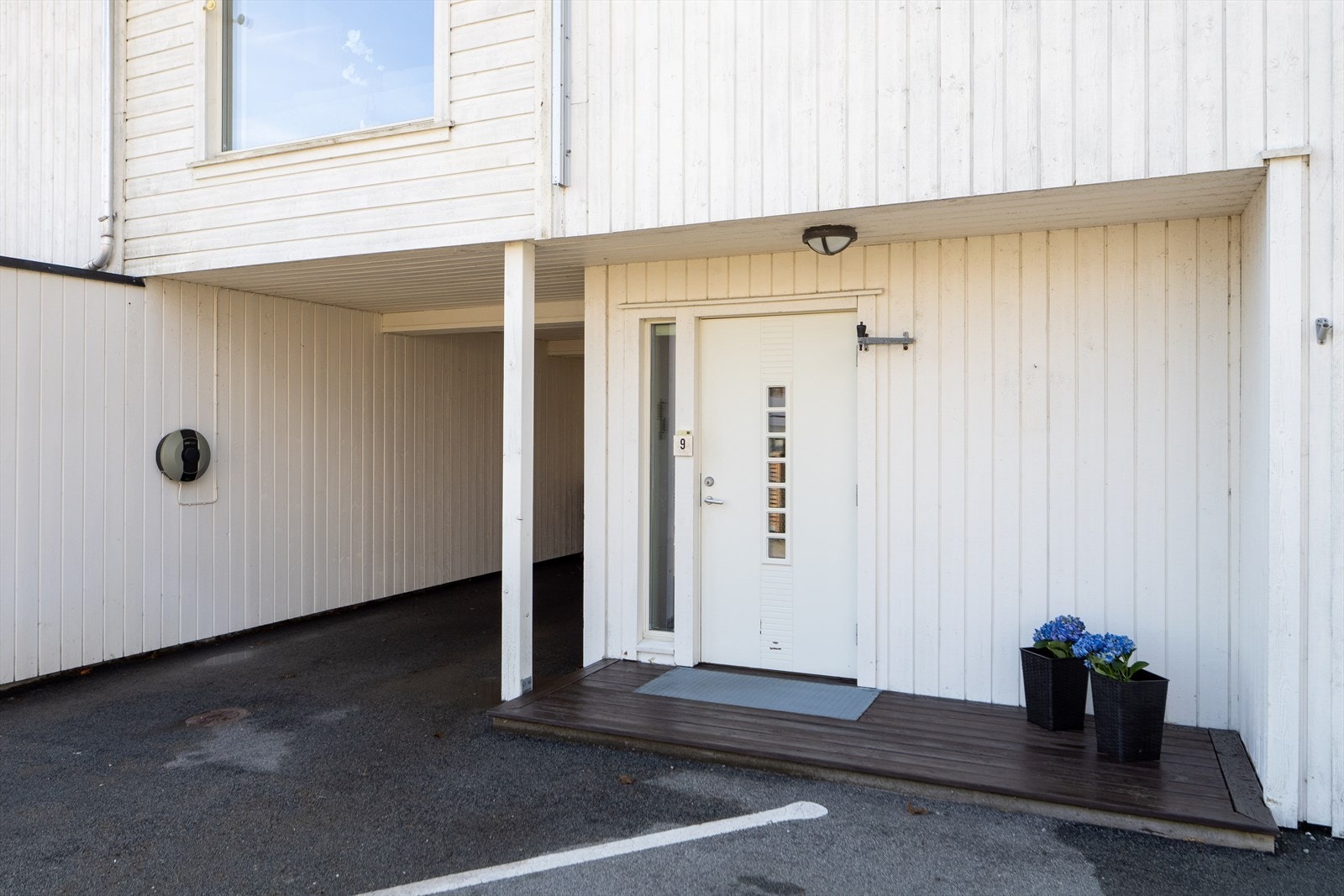 Inngangsparti og carport med ladeboks til el-bil. Galleribilde