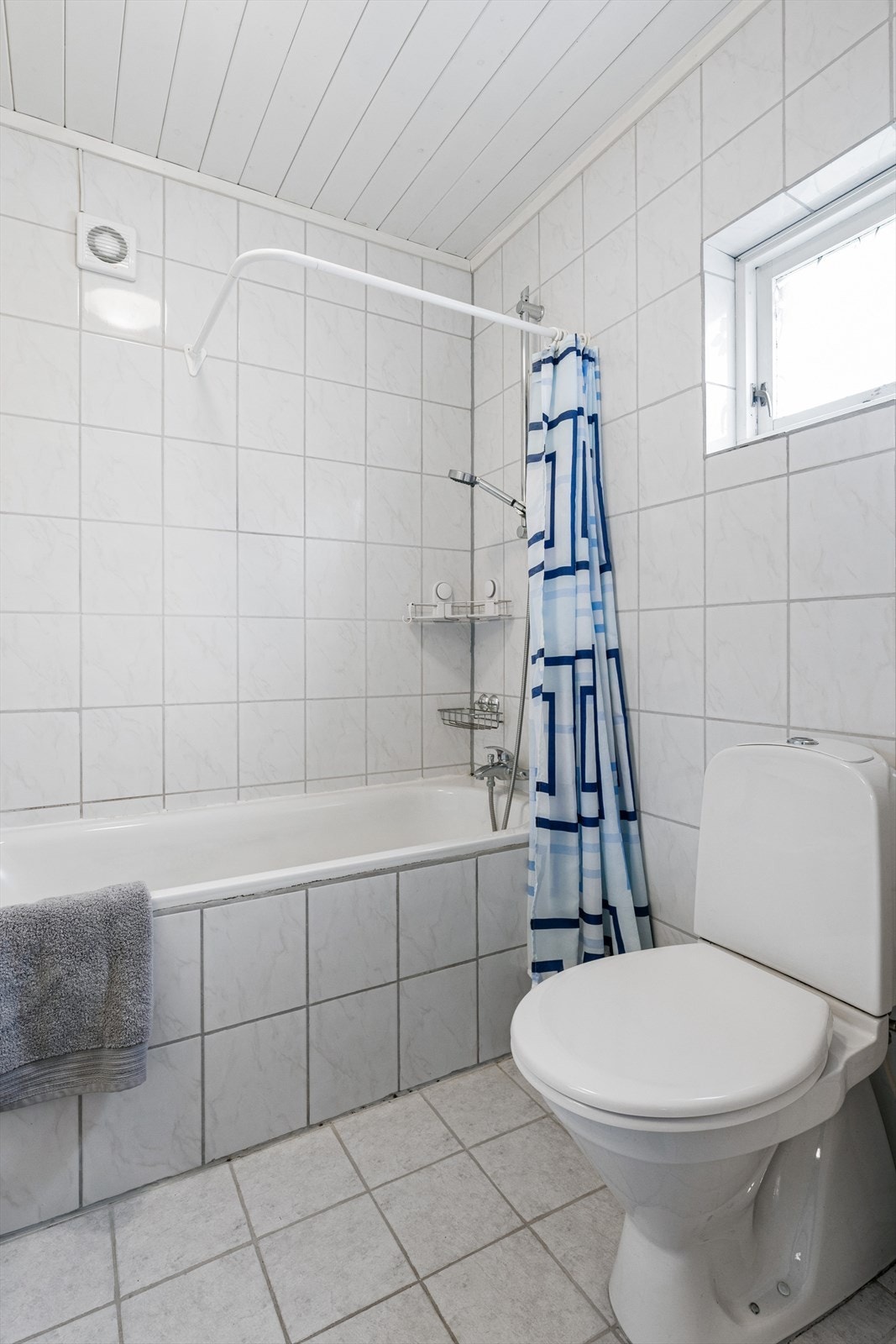 Flissatt badekar med dusjgarnityr. Galleribilde