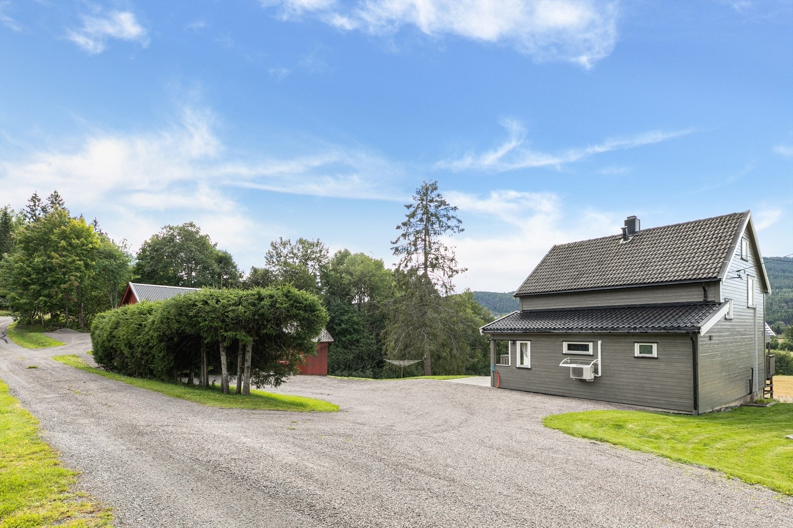 Rustelia ligger nesten i skogkanten i en blindvei. Gruset gårdsplass med god plass. Galleribilde