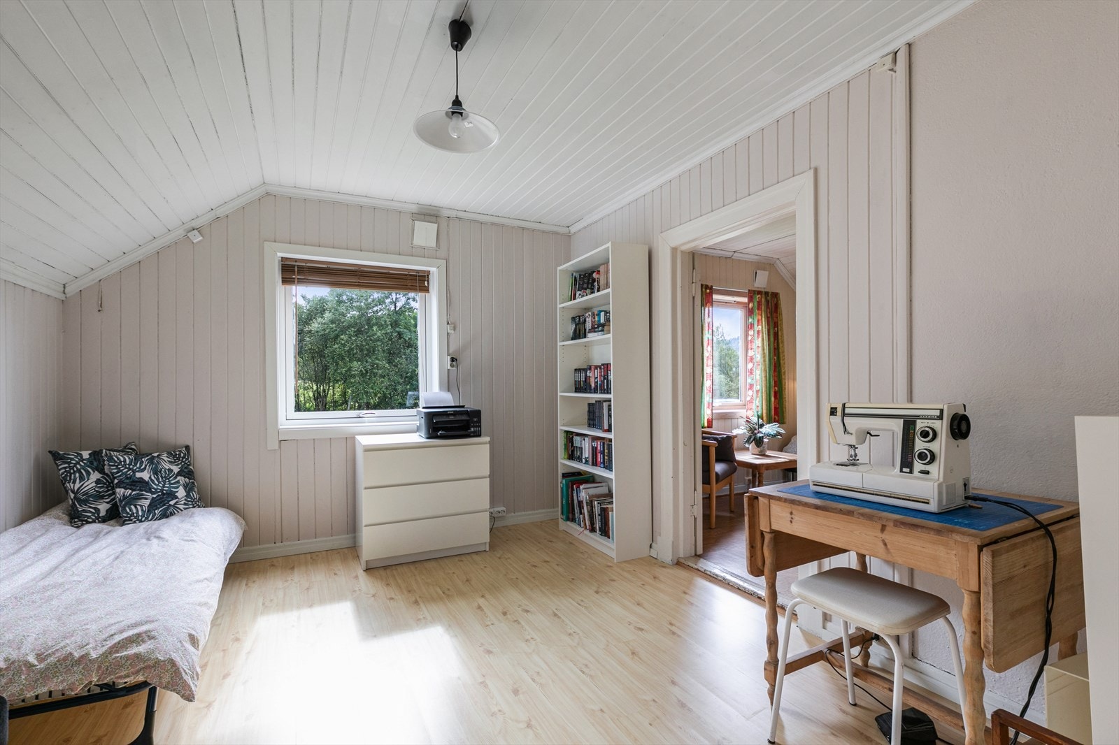 I 2.etasje er det 3 soverom. Soverom 3 har adkomst via soverom 2. Galleribilde