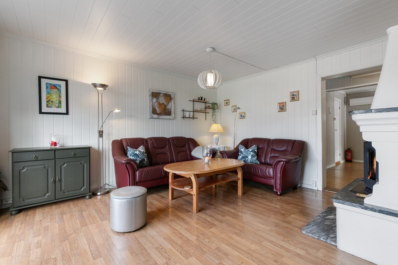 Lyse overflater og godt med veggplass til bilder eller hyller. Galleribilde