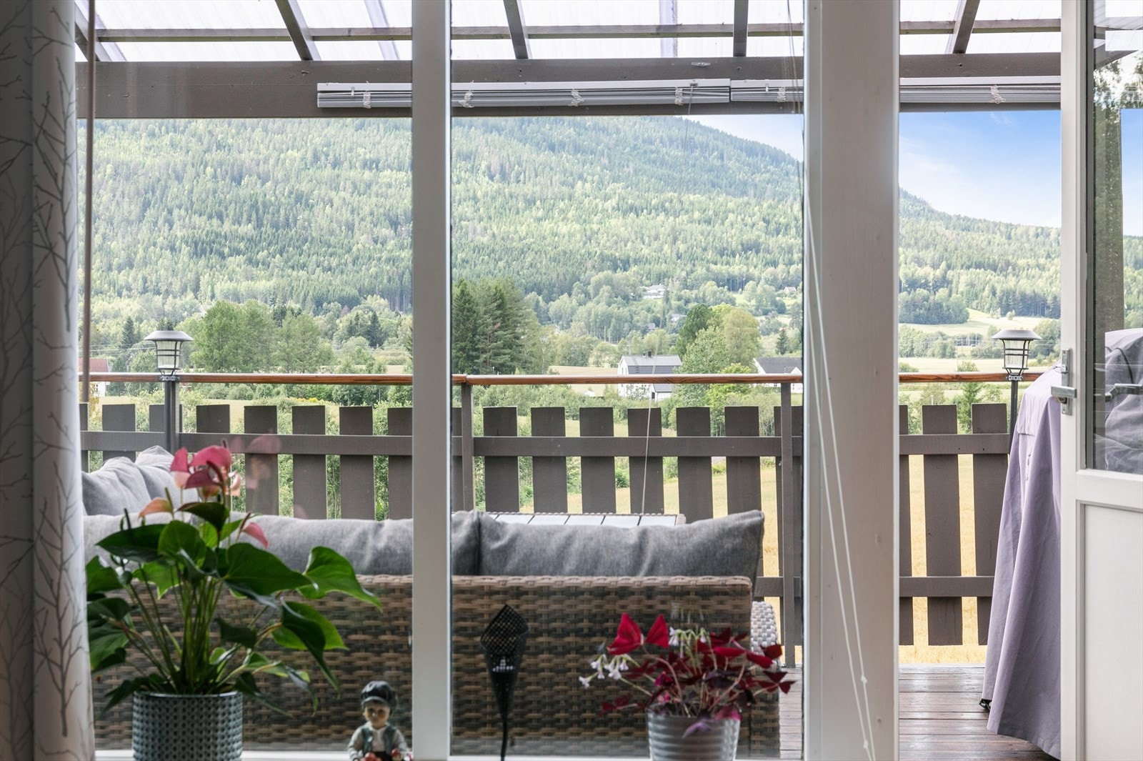Fra sofaen kan roen senke seg til denne utsikten. Galleribilde