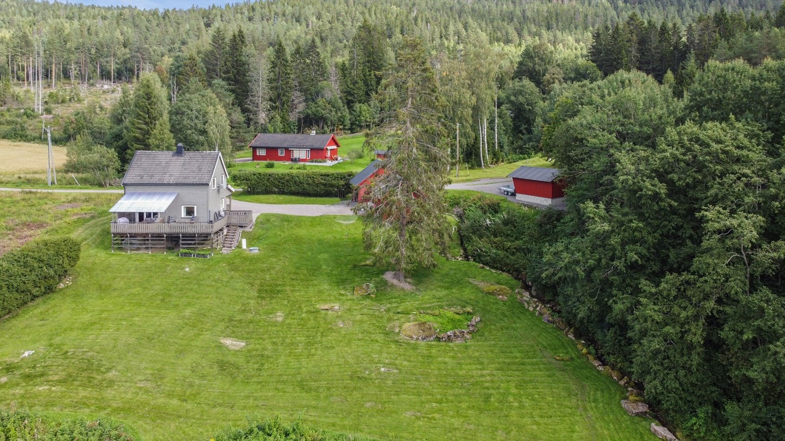 Dal er bruksnavnet til denne eiendommen som består av enebolig, garasje og et gammelt uthus. Galleribilde