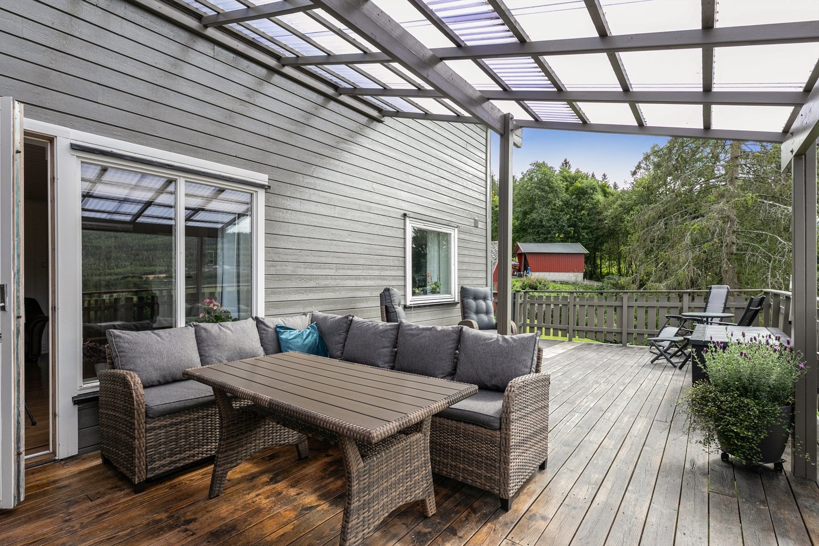 Romslig terrasse med god plass til spisegruppe, gode stoler, grill og enda litt til. Galleribilde