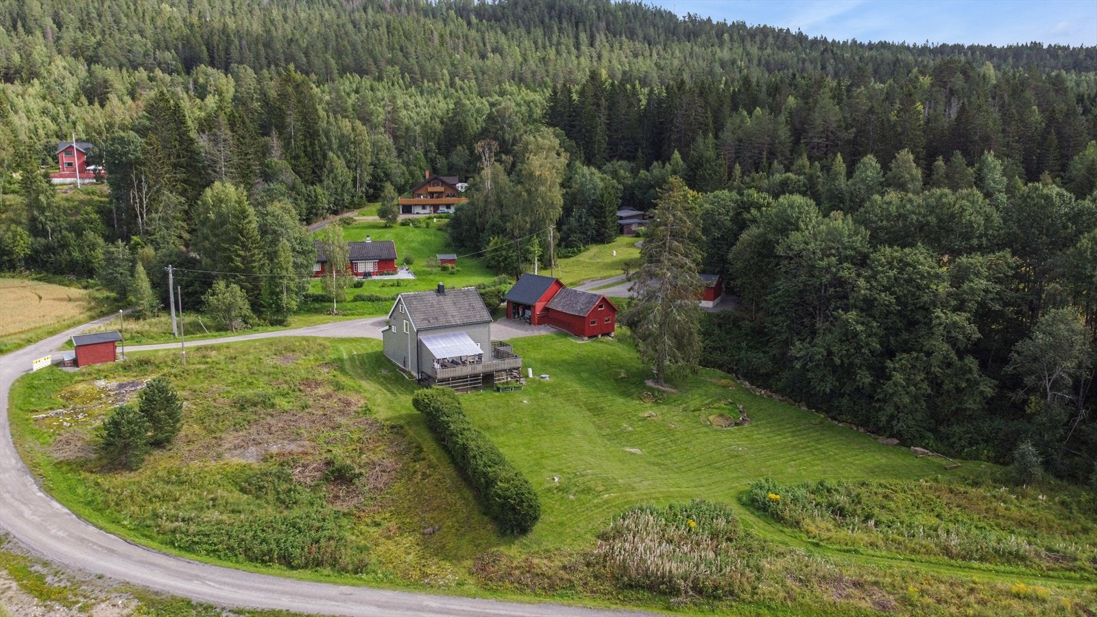 Enebolig i rolige omgivelser. Herlig tomt med yrende dyreliv. Galleribilde