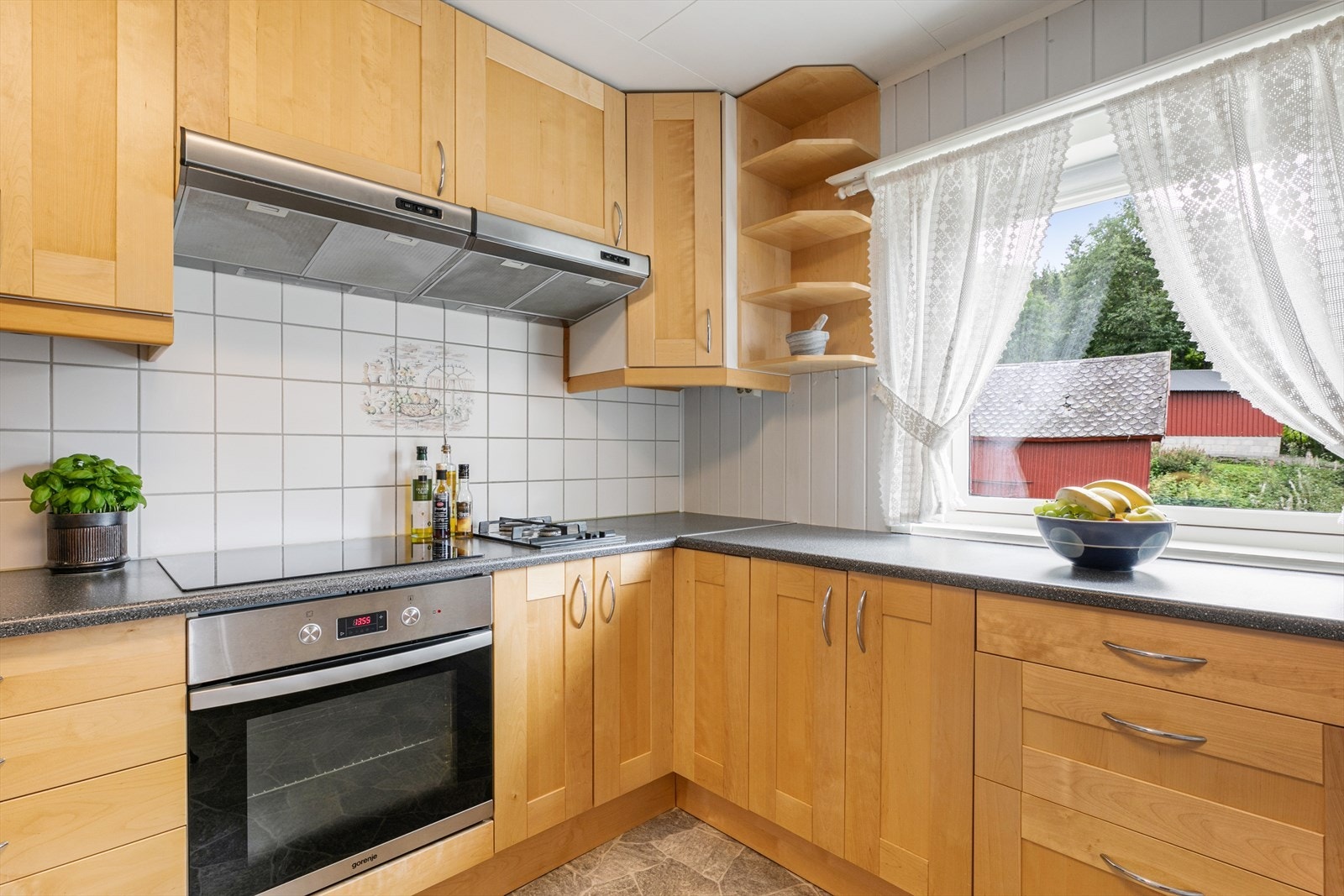 Fliser over benken i sprutsonen og ved koketoppen. Galleribilde
