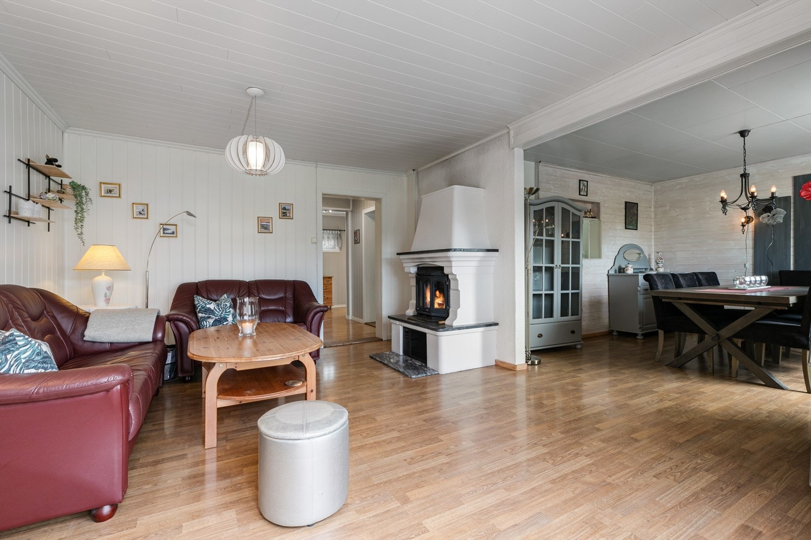 Stuen er delt inn i to soner med fin plass til salong, samt en lun og koselig spisestue. Galleribilde