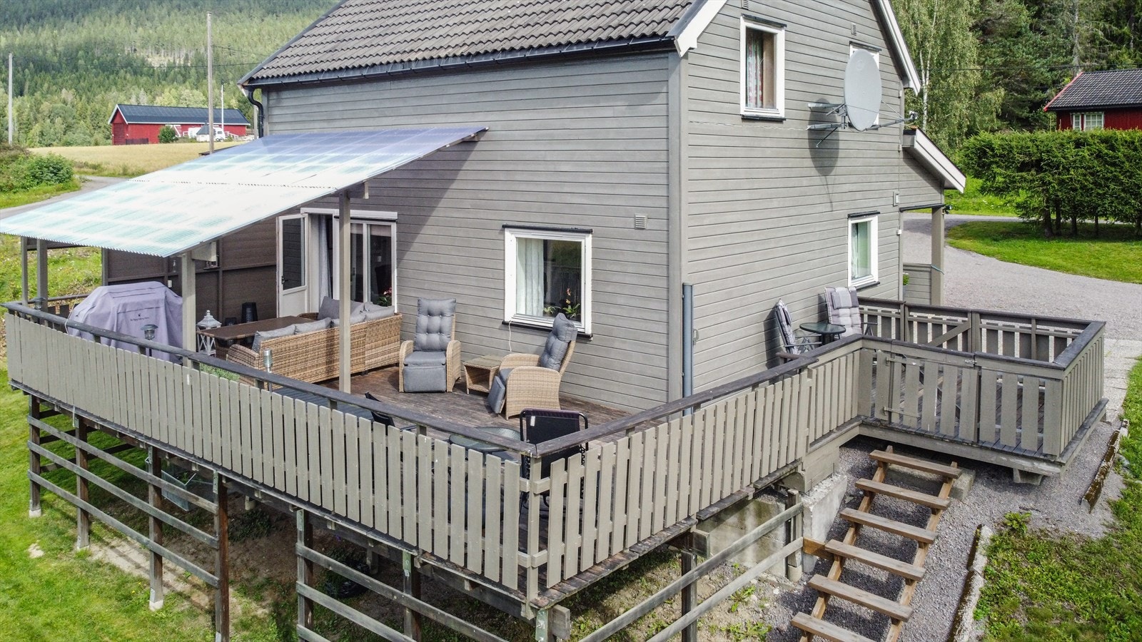 Stor terrasse hvor utsikten utover bygda kan nytes. Galleribilde