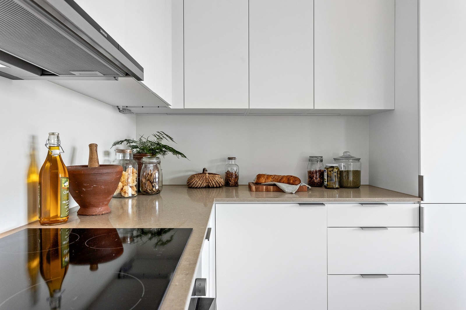 Kjøkkenet er oppgradert med steinbenkeplate i kompositt, underlimt vask og sort blandebatteri. Galleribilde