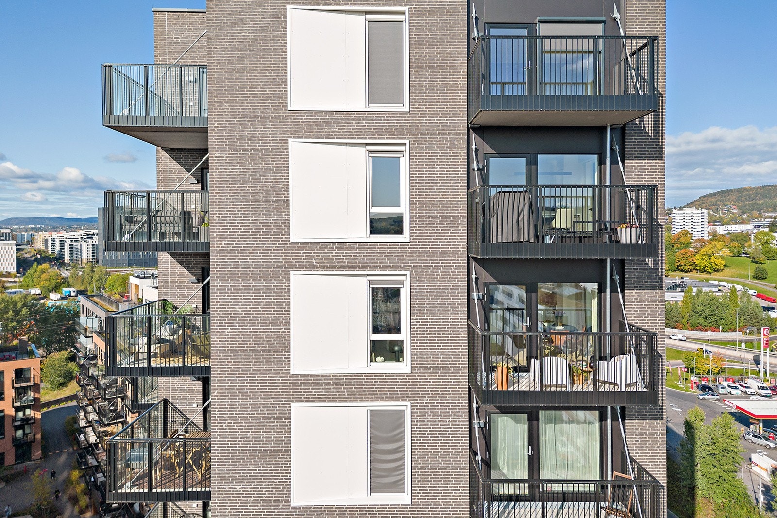 Endeleilighet i 12. etasje gir masse naturlig lys og skjermet beliggenhet. Galleribilde