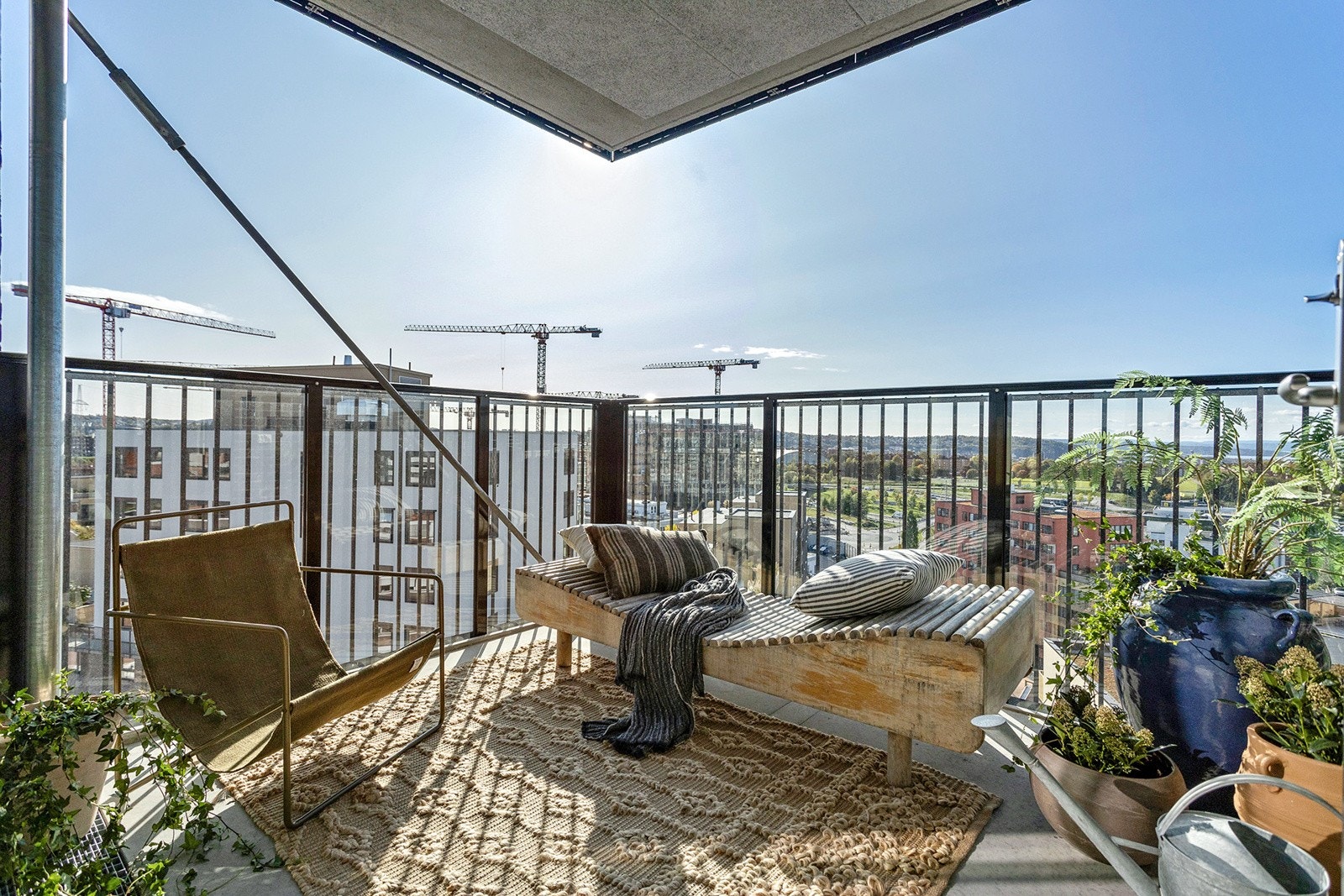 Fra stuen er det utgang til stor, sydvestvendt balkong på 8 kvm. Galleribilde