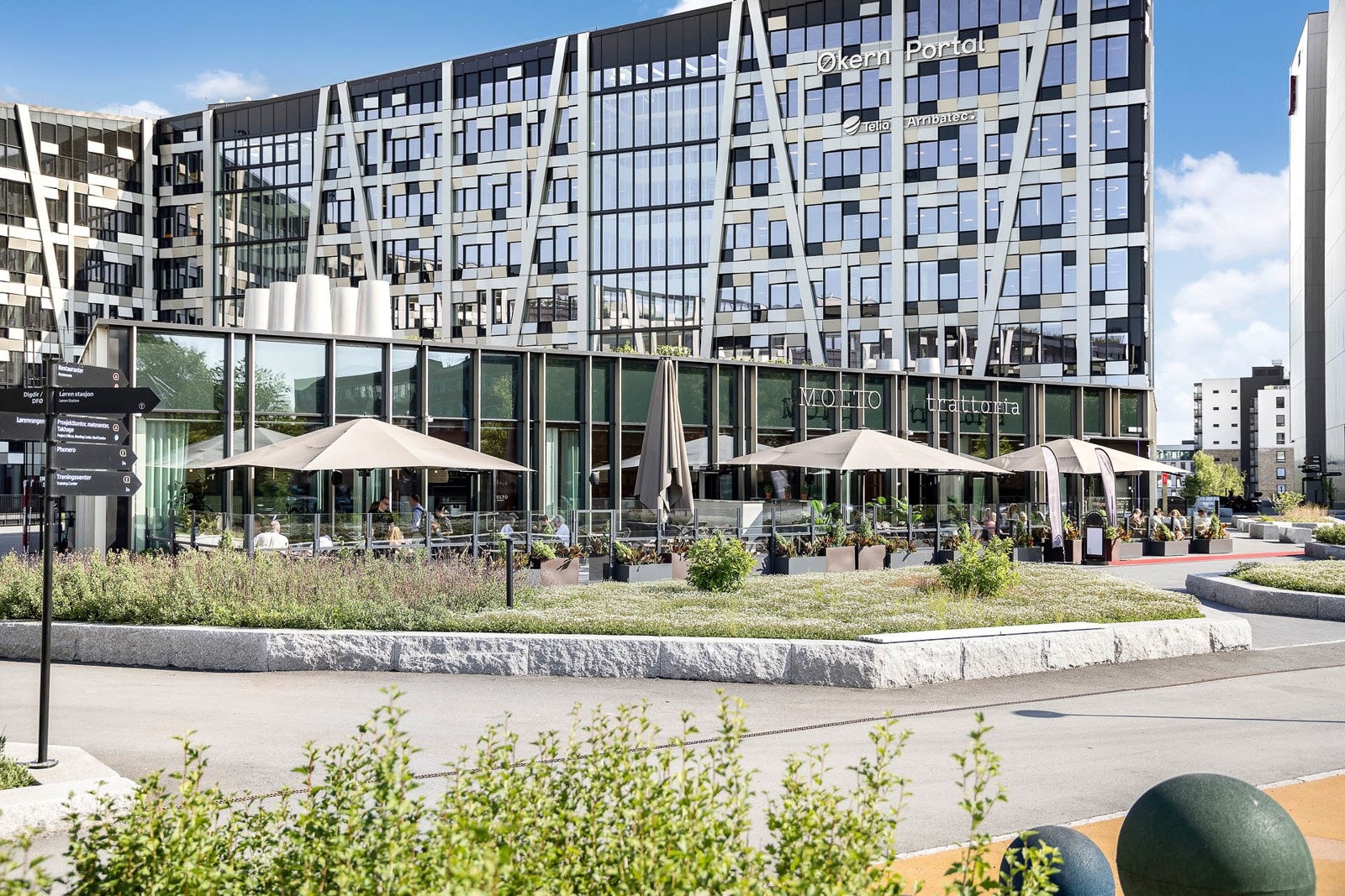 Økern Portal er Oslos mest unike næringsbygg, et sted der næring og nærmiljø møtes. Dette er en ny tenkemåte i Norge. Bygget huser både arbeidsliv og byliv, og pulserer fra morgen til kveld. Galleribilde