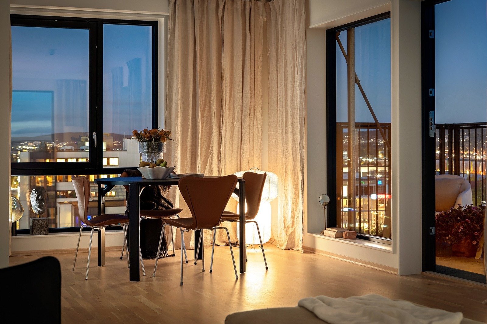 Med store vindusflater på tre yttervegger er dette en stemningsfull leilighet med flott utsikt i flere retninger. Galleribilde