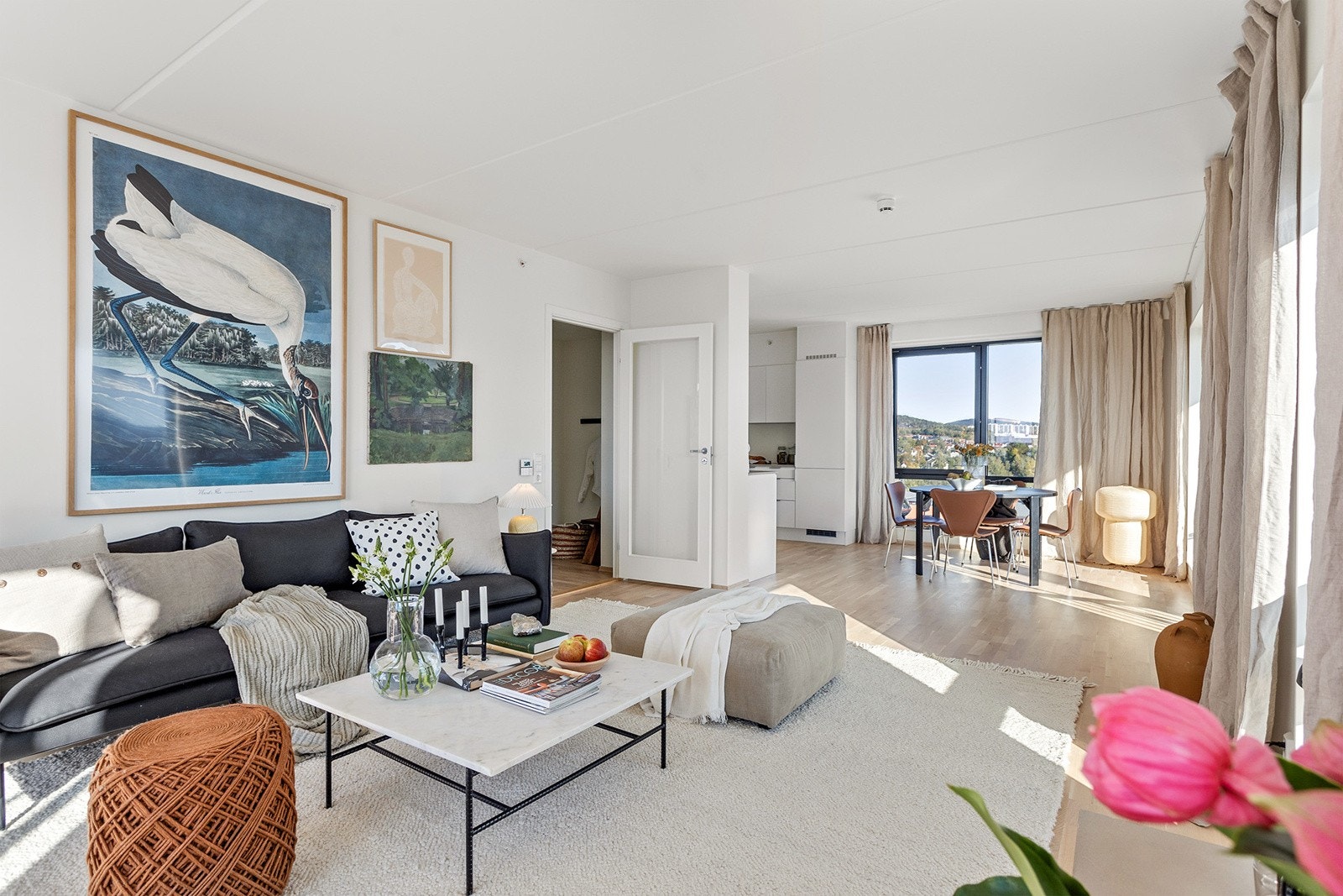 Vannbåren gulvvarme i alle oppholdsrom og balansert ventilasjon med varmegjenvinning. Det er eget ventilasjonsaggregat for hver enkelt leilighet. Galleribilde