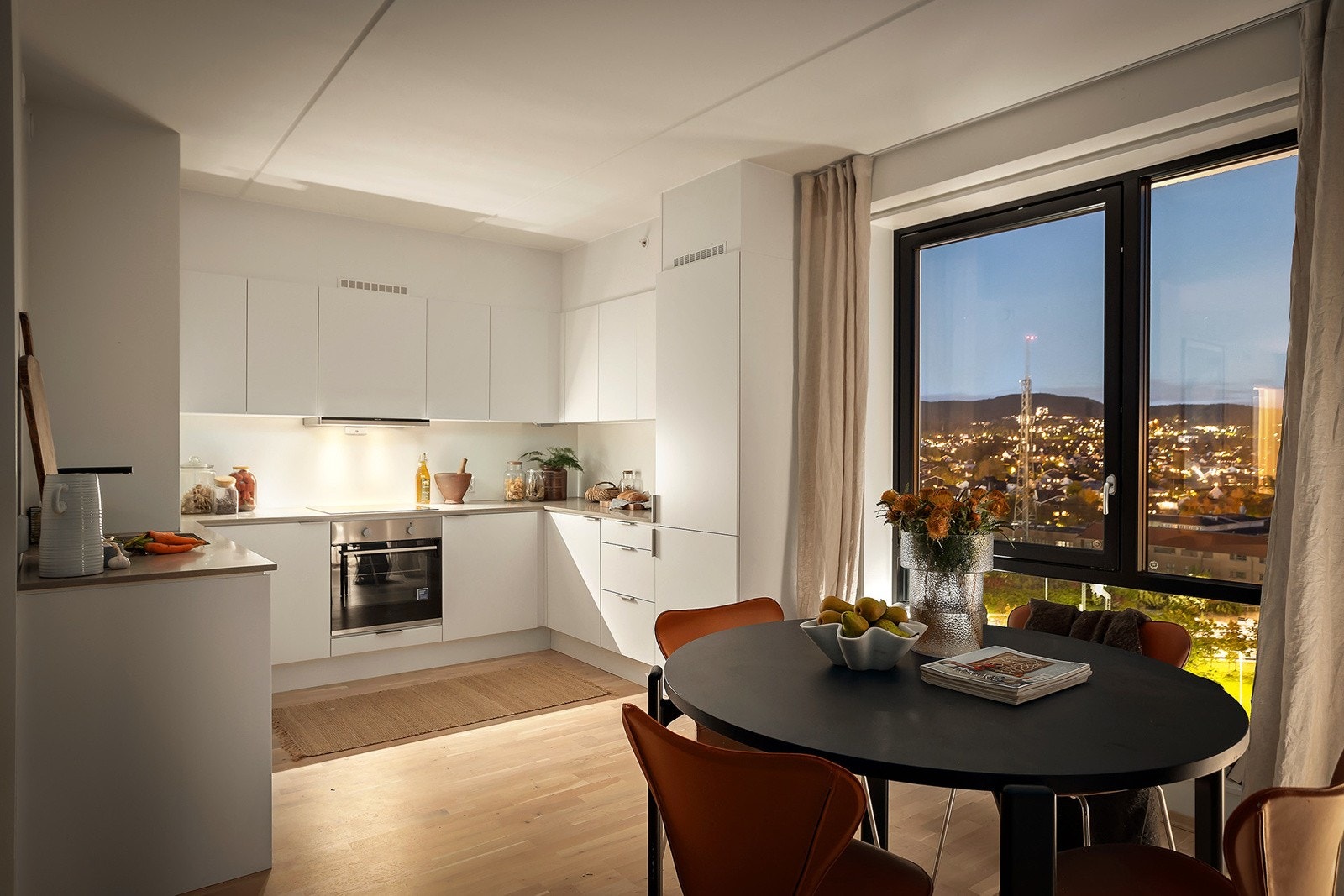 Leiligheten har en romlig og delvis åpen stue-/kjøkkenløsning med god plass til hyggelig spiseplass ved kjøkkenet. Galleribilde