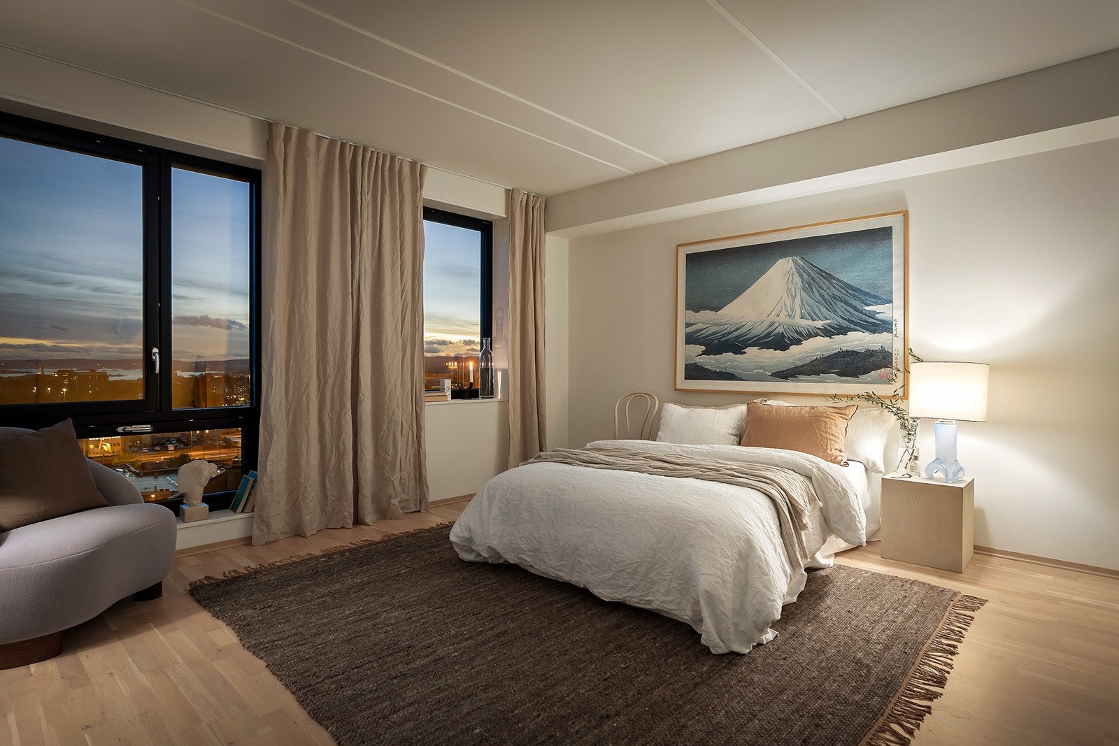 Hovedsoverommet er av meget god størrelse. Her er det god plass til dobbeltseng, nattbord og garderobeløsning. Praktisk bod/omkledningsrom i tilknytning soverommet. Galleribilde