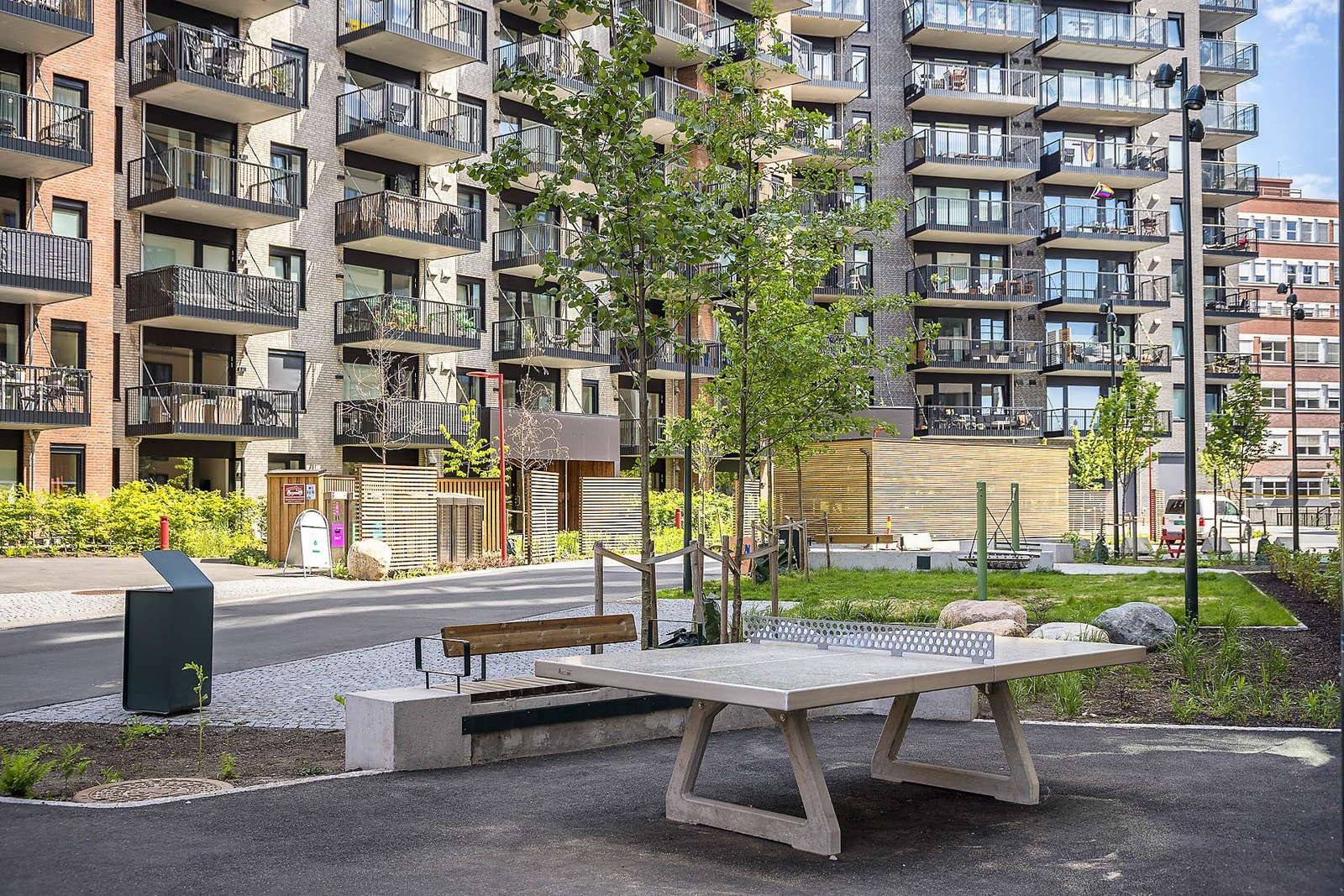 Flotte fellesområder med grøntarealer, sittegrupper, stier og lekeplasser. Galleribilde