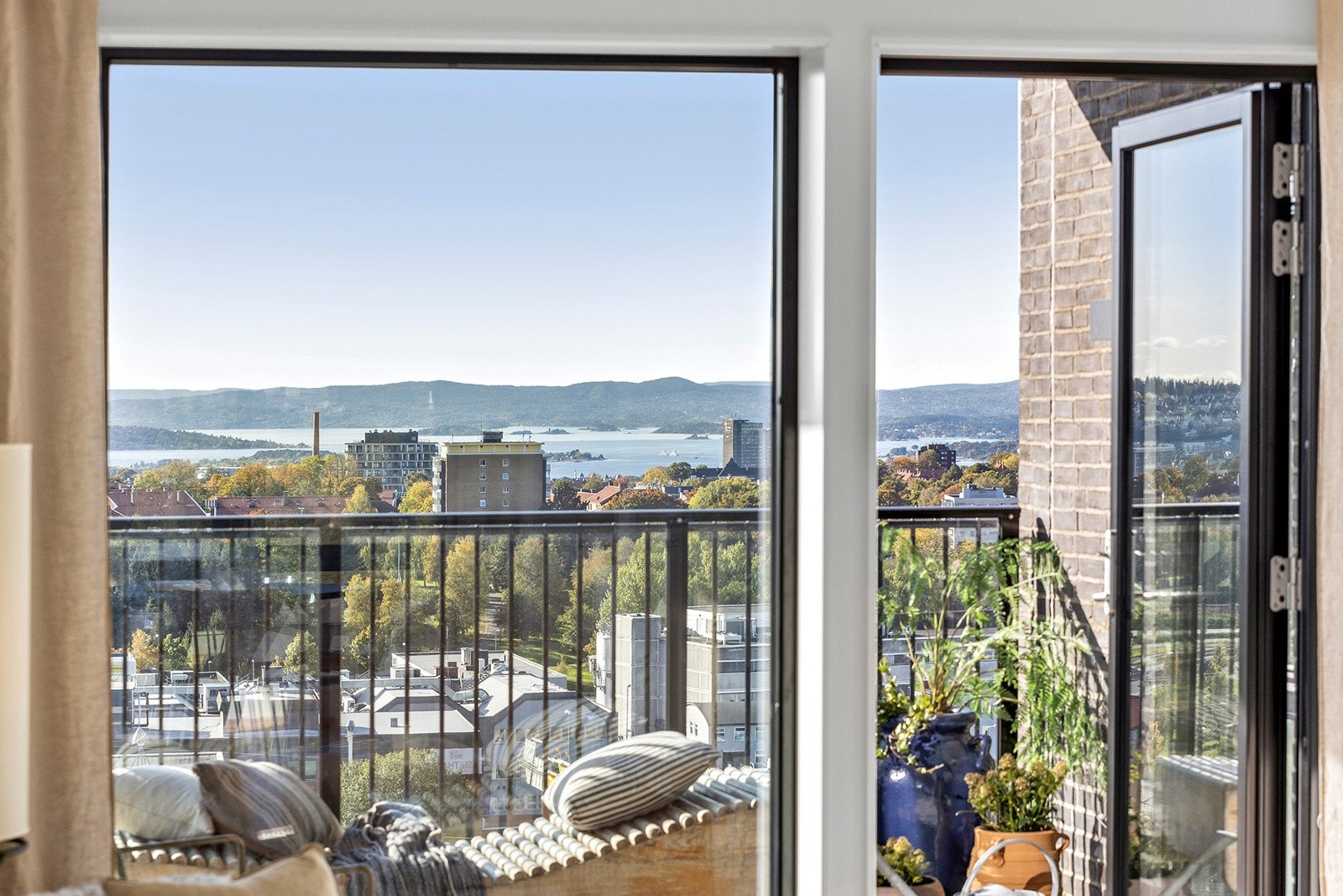 Leiligheten er moderne med listefri vinduer, lys eikeparkett, slette overflater og god takhøyde. Galleribilde