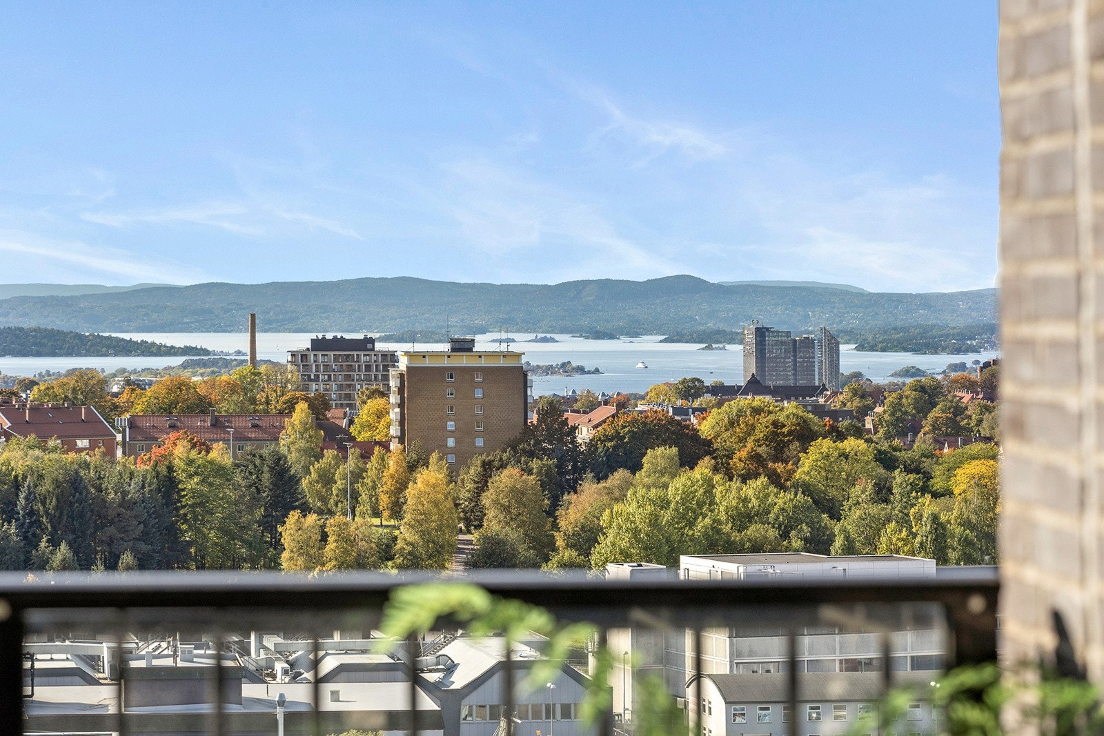Fra balkongen ved stuen er det fantastisk utsikt over Oslo by og ned mot fjorden! Galleribilde