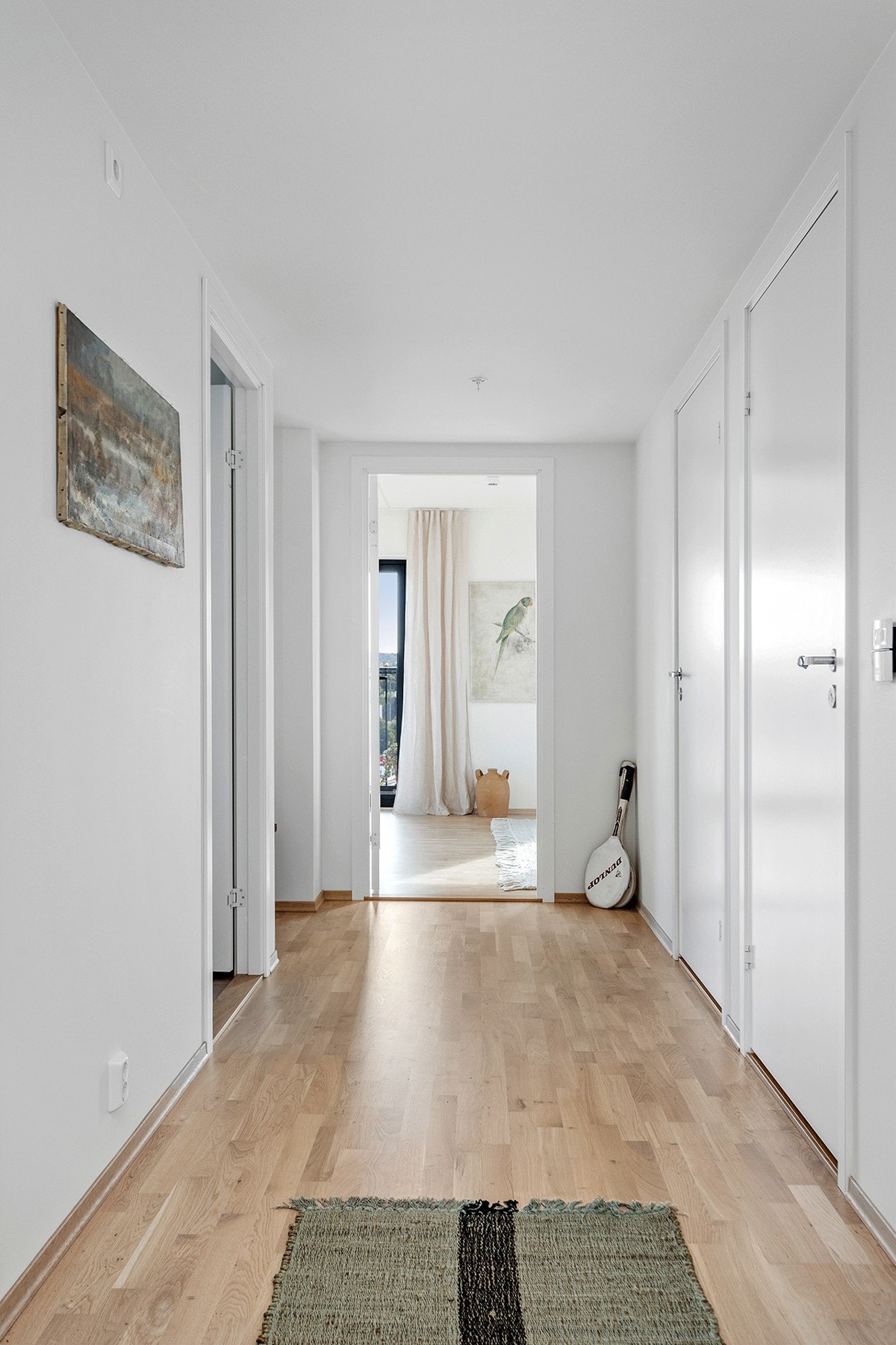 Lys og innbydende entré med plass til yttertøy og sko. Galleribilde