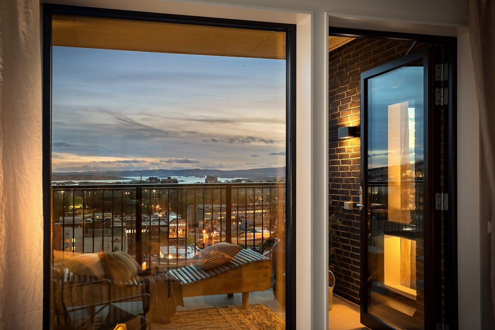 Her får du en strøken og innholdsrik 4-roms endeleilighet med fantastisk utsikt over oslo og ned mot fjorden. Galleribilde