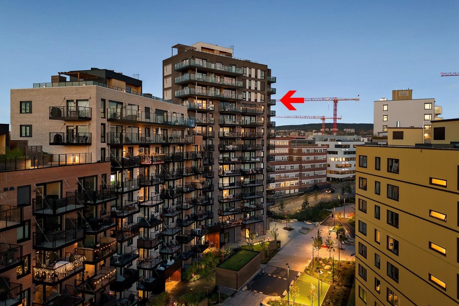 Leiligheten ligger meget godt til i byggets 12. etasje. Det er heis fra bakkeplan. Galleribilde