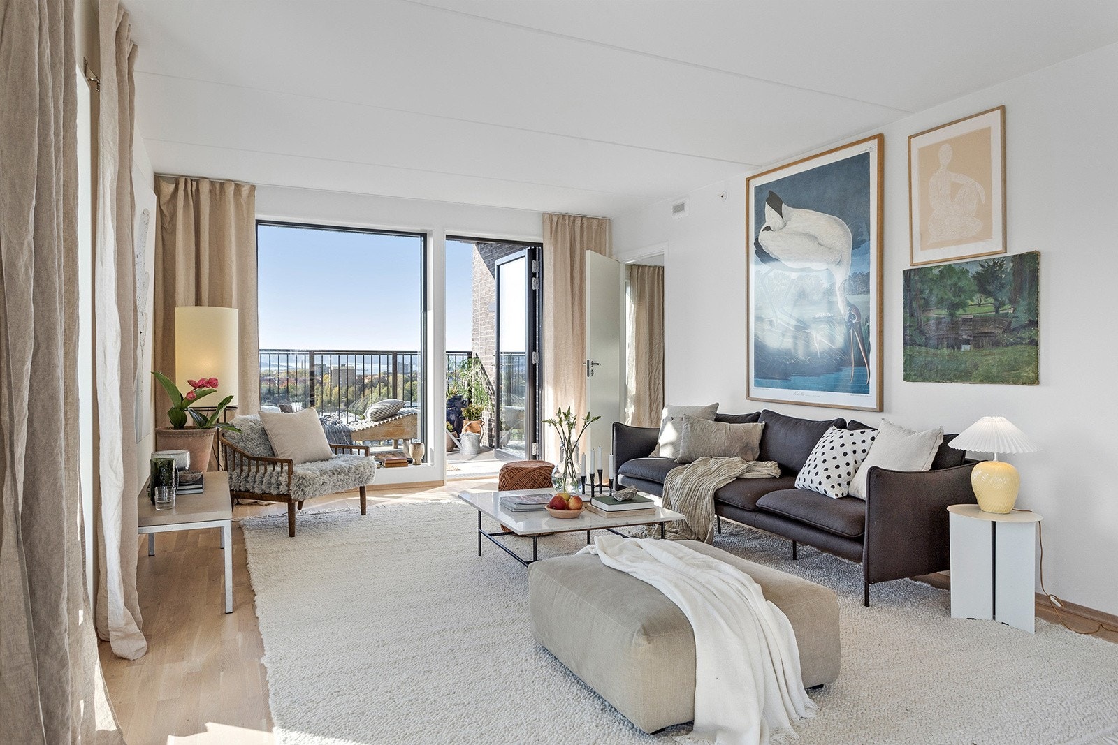 Leiligheten er luftig med store vindusflater og gode lys-/solforhold. Galleribilde