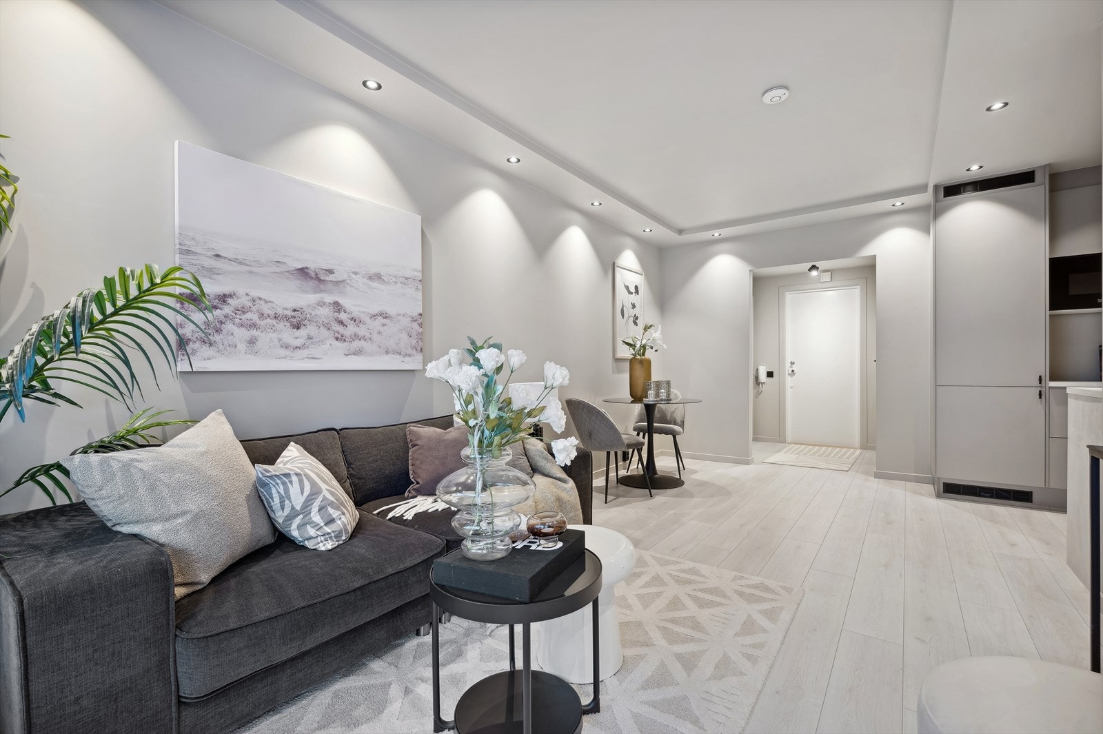 Leilighetens kjøkken ligger i åpen løsning mot stuen, som gir et sosialt og romslig preg. Galleribilde