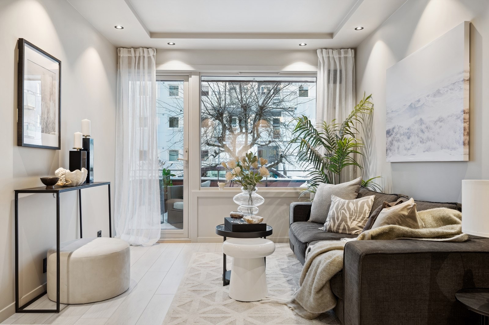 Fra stuen er det utgang til leilighetens balkong. Galleribilde