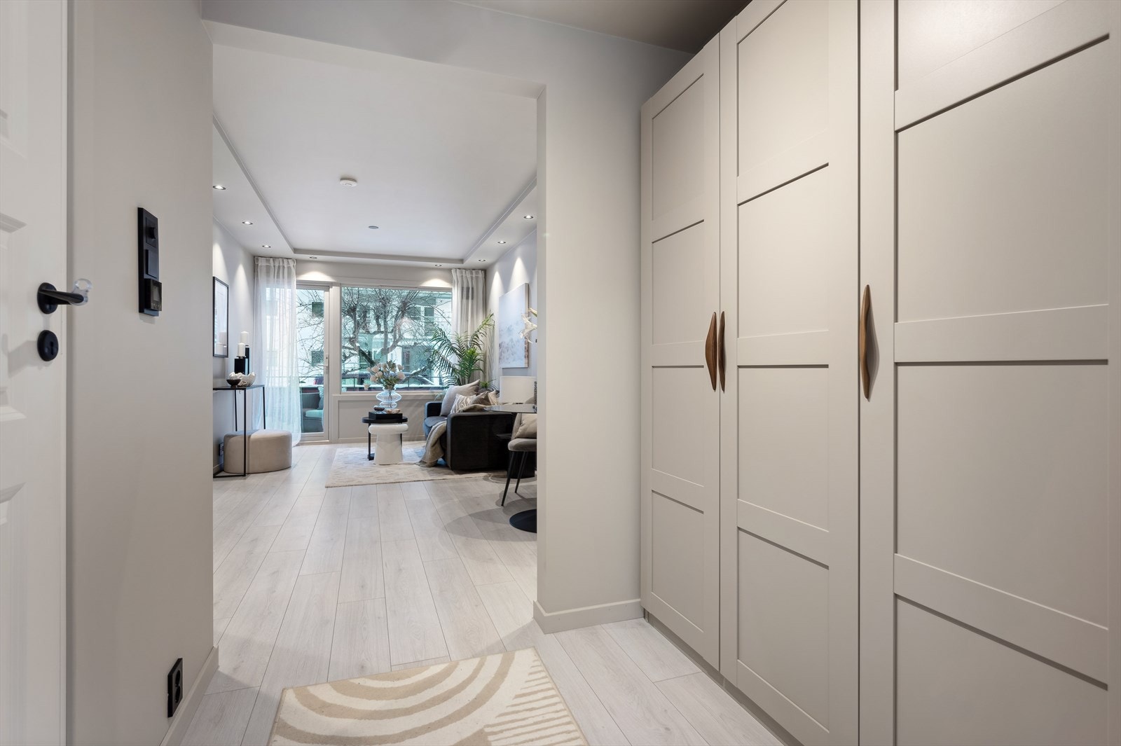 Velkommen inn - her ønskes du velkommen inn i lys entré med plass til å henge fra deg ytterklær i stort garderobeskap. Galleribilde