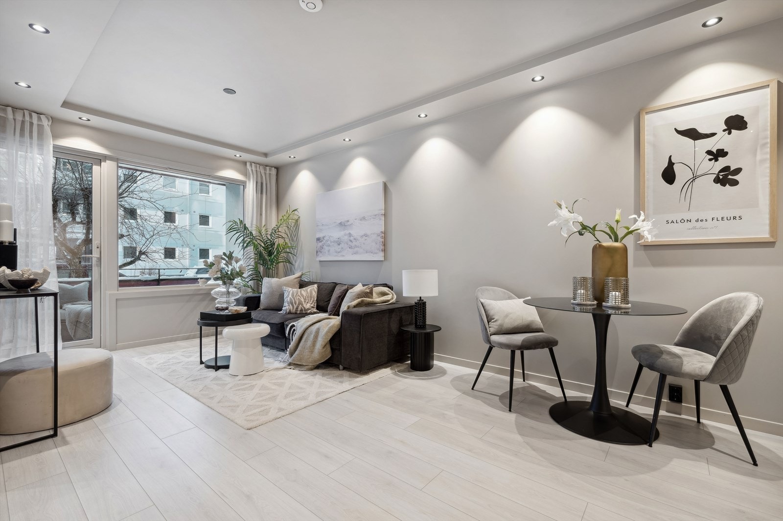 I stuen er det plass til hyggelig sofakrok, ønsket medie- og oppbevaringsmøblement, samt et spisebord. Galleribilde