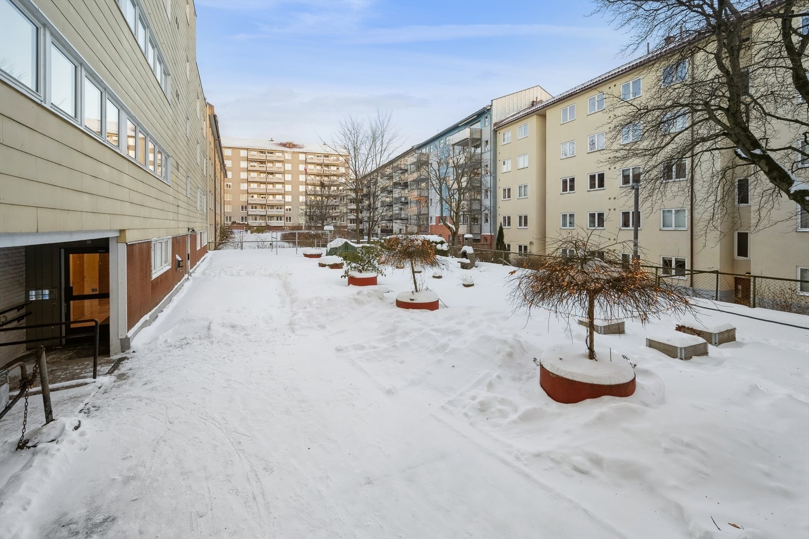 Borettslaget har en inngjerdet bakgård som er pent opparbeidet med beplantning, sittegrupper og felles grill. Galleribilde