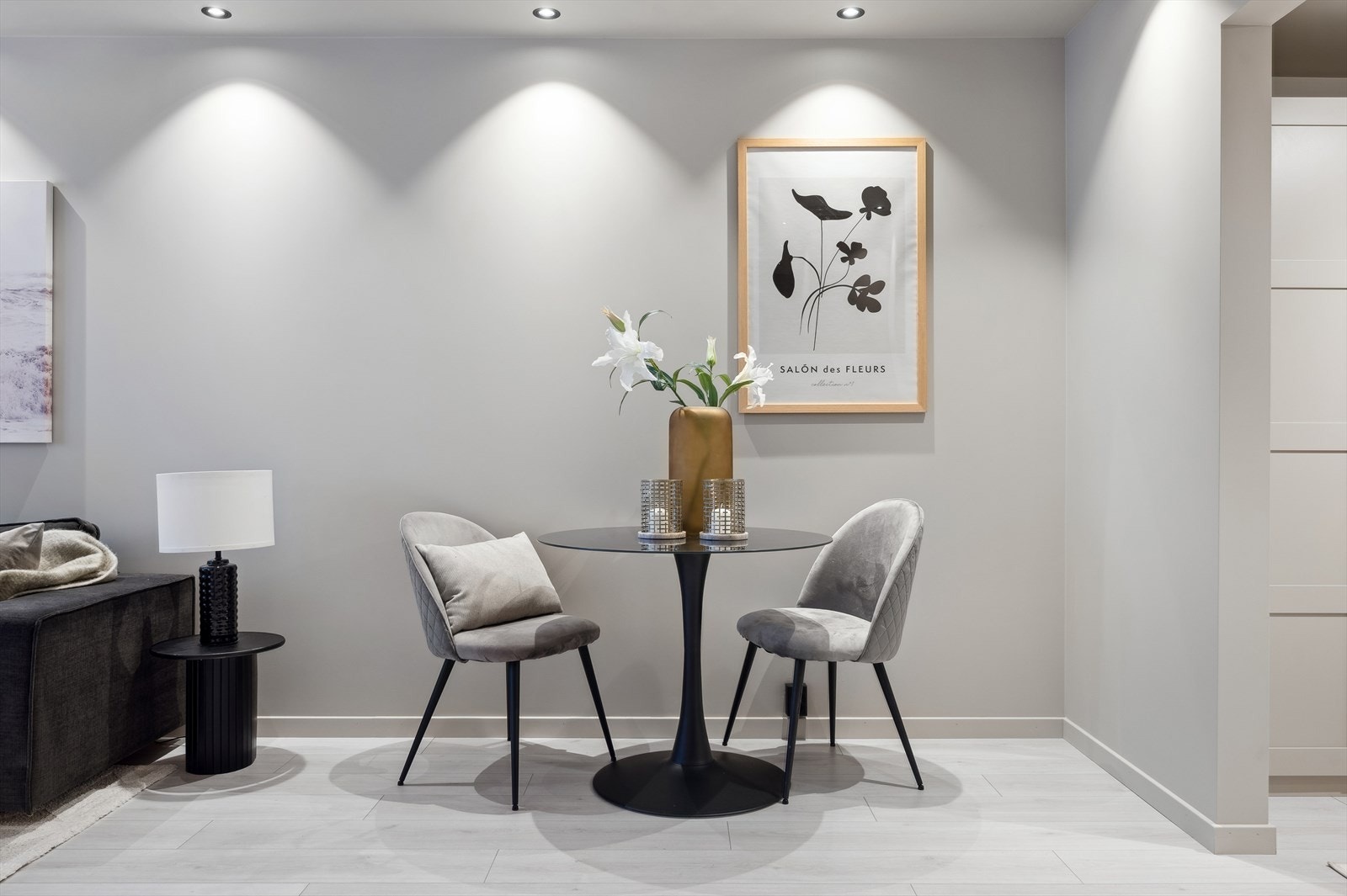 Her kan venner og familie samles til et bedre måltid. Det er fin plass til et større spisebord. Galleribilde