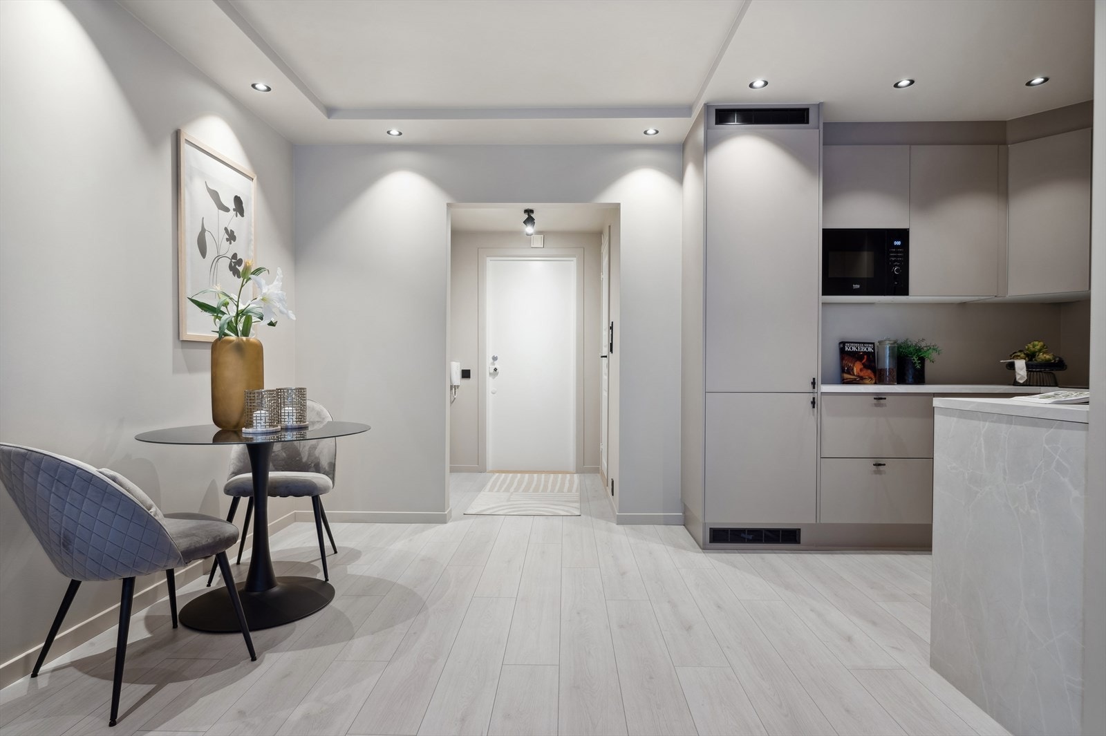 Fra entreen kommer du videre inn til leilighetens stue, som har åpen kjøkkenløsning. Galleribilde