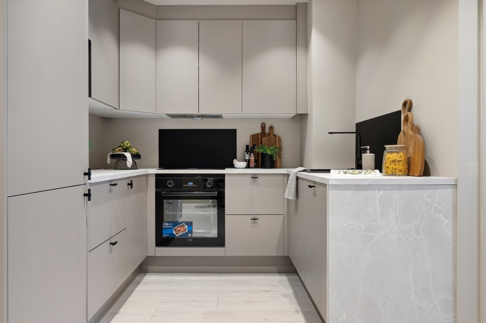 Integrerte hvitevarer som koketopp, stekeovn, micro, oppvaskmaskin, samt kjøl/fryseskap - alt ubrukt og medfølger. Galleribilde