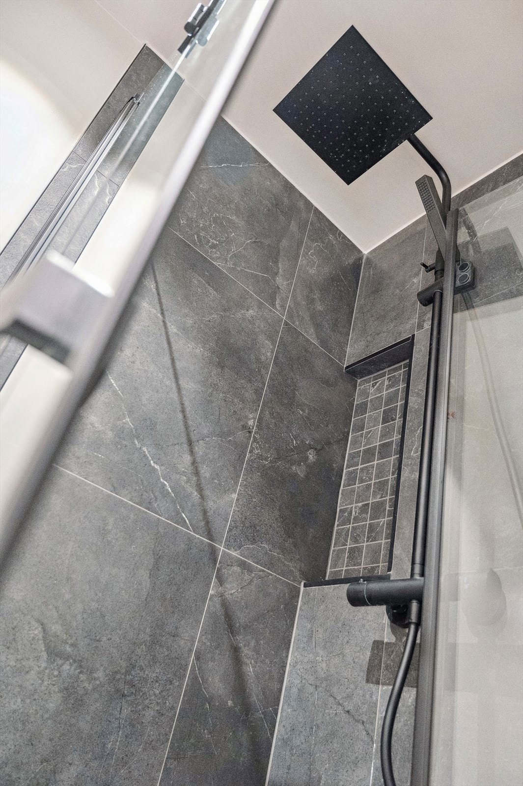 Flislagt dushjørne med fine detaljer. Galleribilde