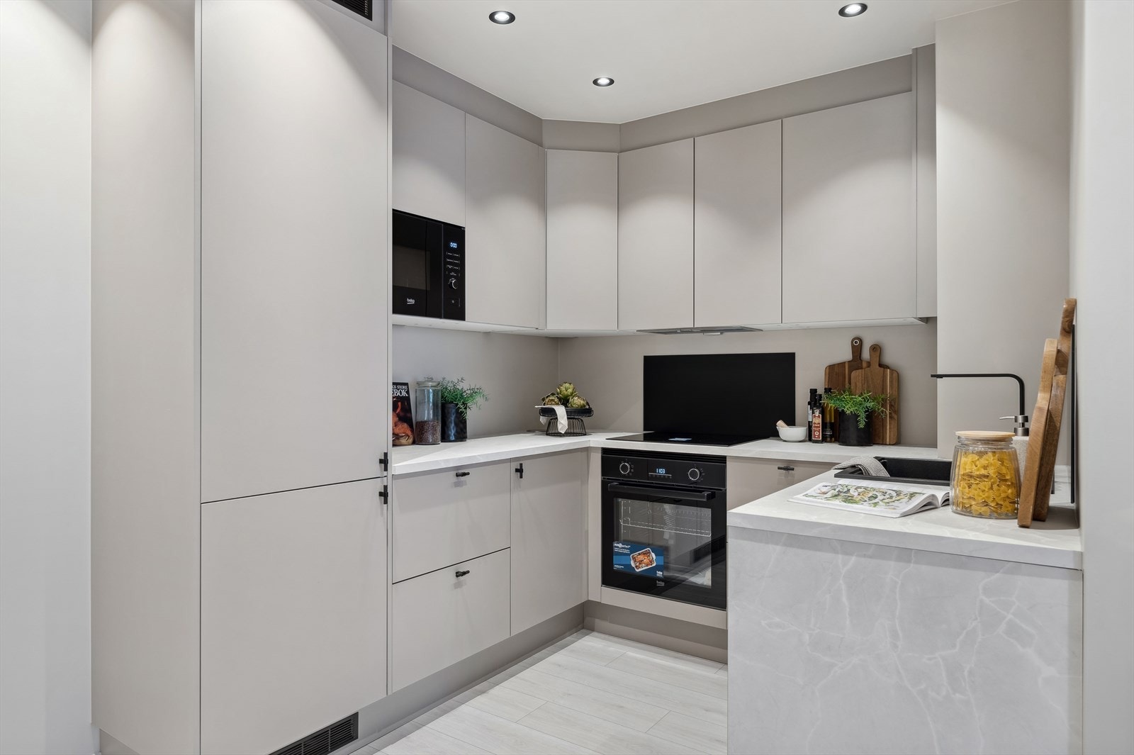 Lekker HTH innredning med slette fronter, laminat benkeplate og sort oppvaskkum. Galleribilde