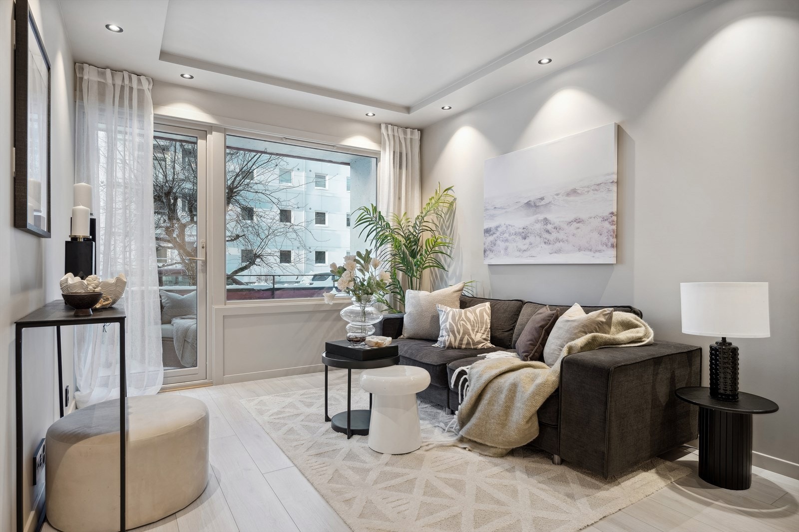 Store vindusflater sørger for godt med naturlig lysinnslipp og en luftig atmosfære. Galleribilde