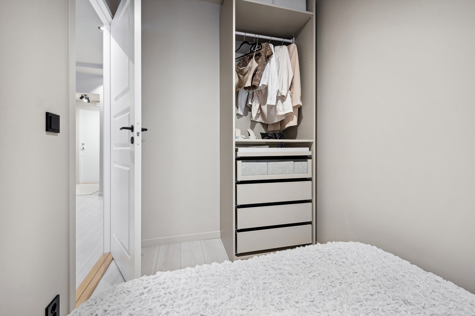 Her er det plass til stor seng, tilhørende møblement, samt garderobeskap. Galleribilde