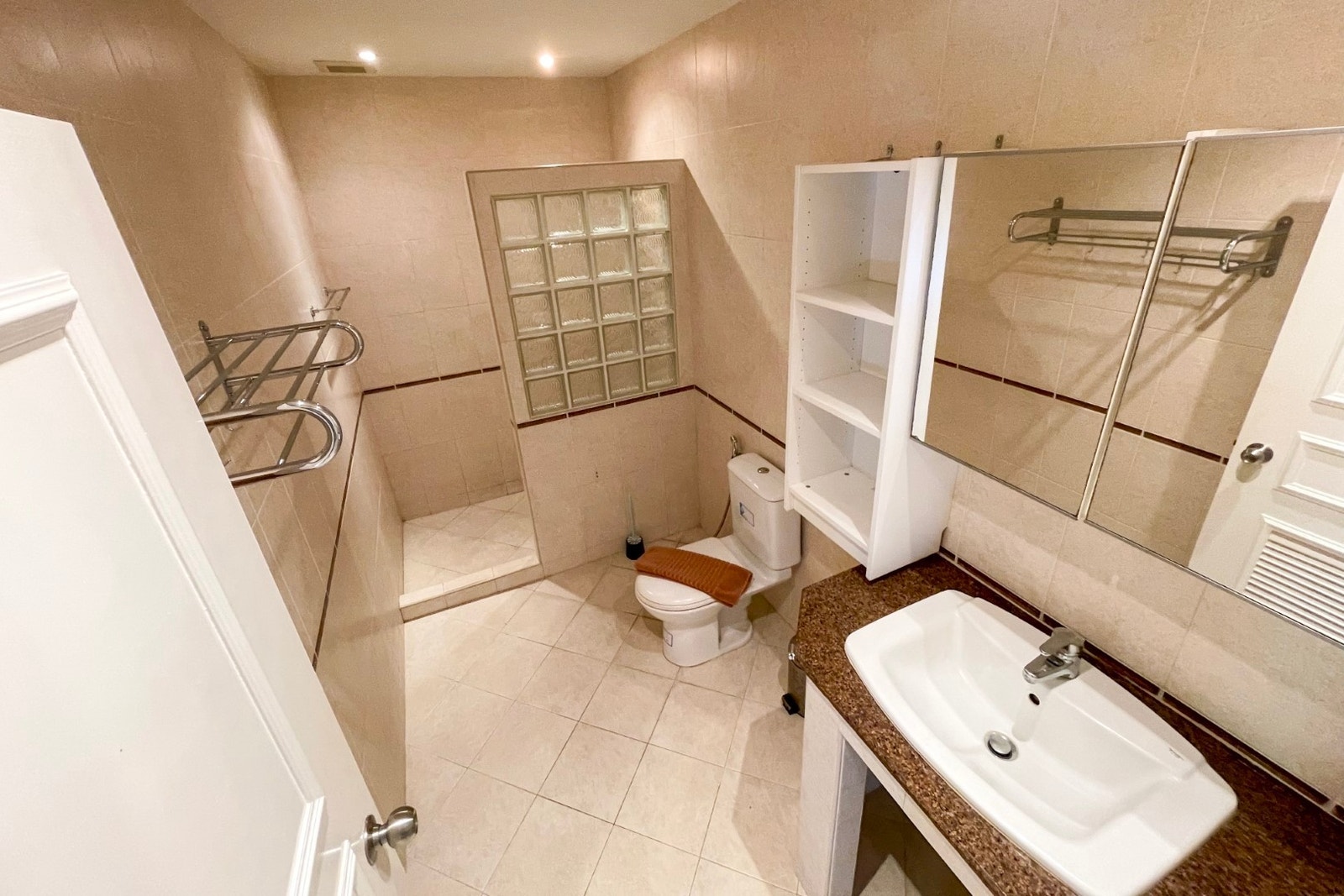Bad med wc og dusj avlukke Galleribilde