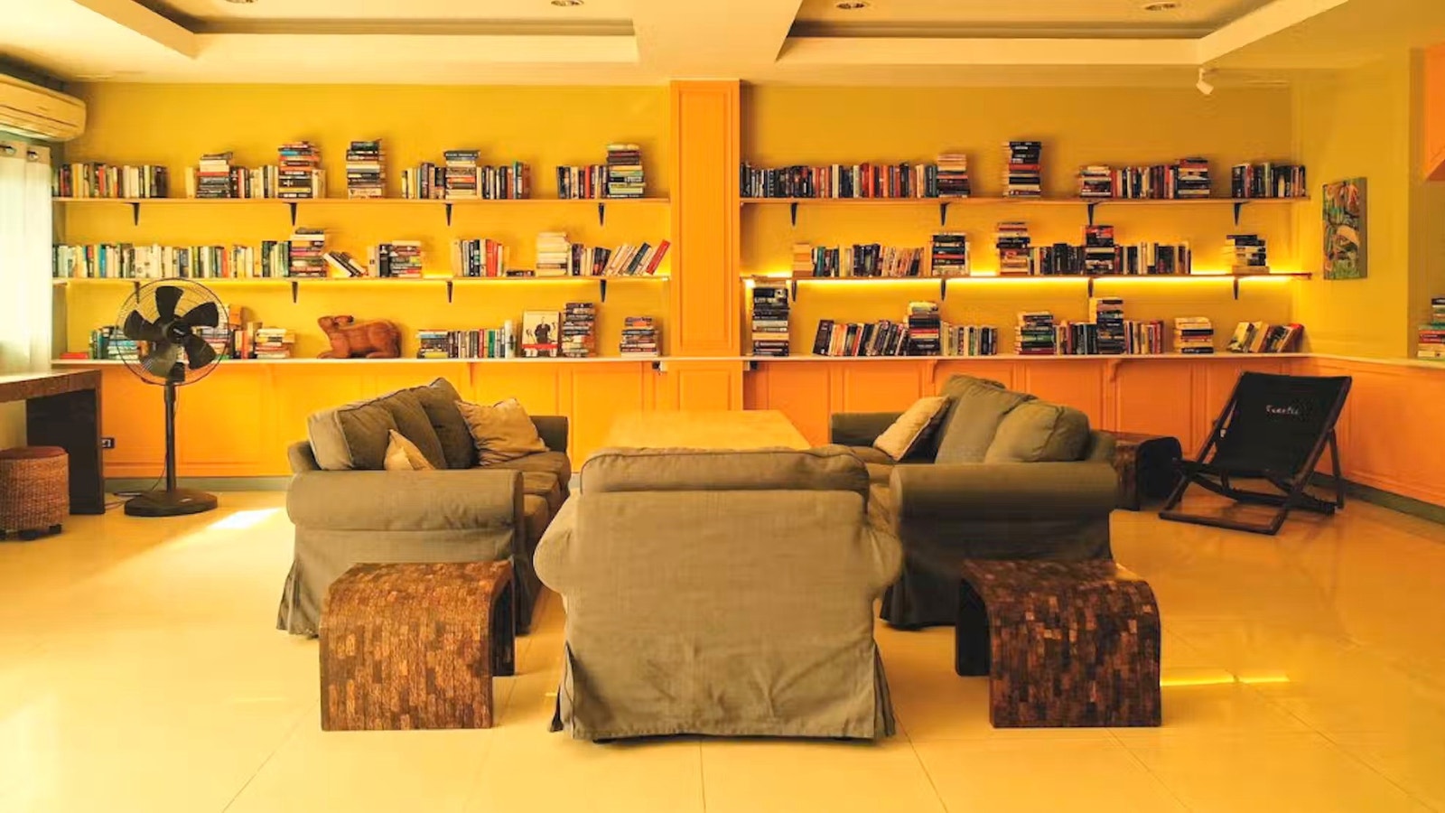 Bibliotek med bøker og masse DVD filmer Galleribilde