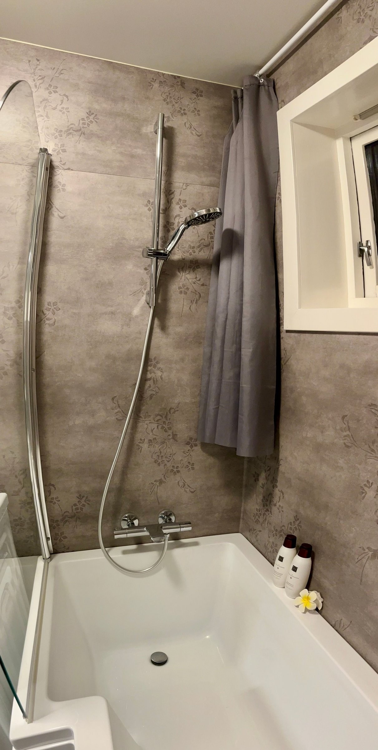 Romslig dusjehjørne i badekaret, panoramabilde Galleribilde