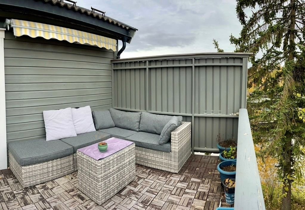 Koselig balkong. Gulvet er modent for vedlikehold. Galleribilde